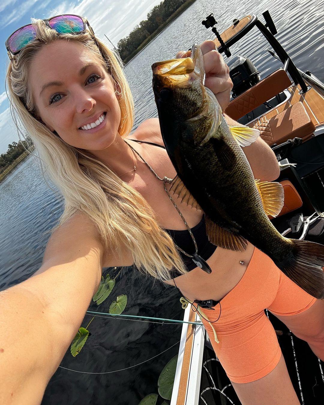 A pescadora da Flórida Erica Lynn tira uma selfie de biquíni enquanto exibe sua grande pescaria do dia.