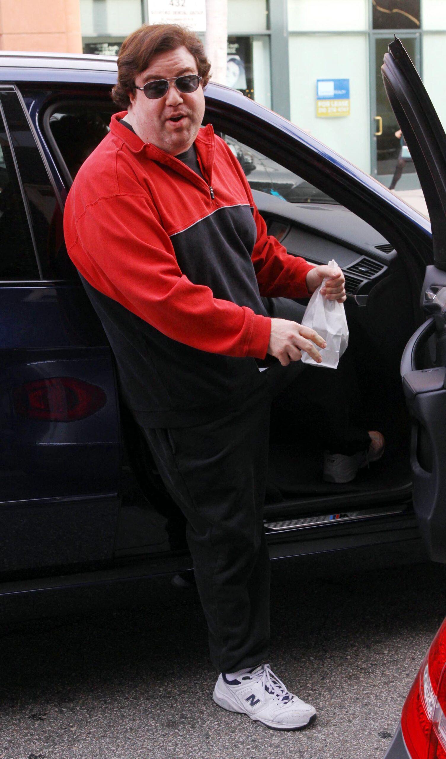 Dan Schneider saindo de um carro