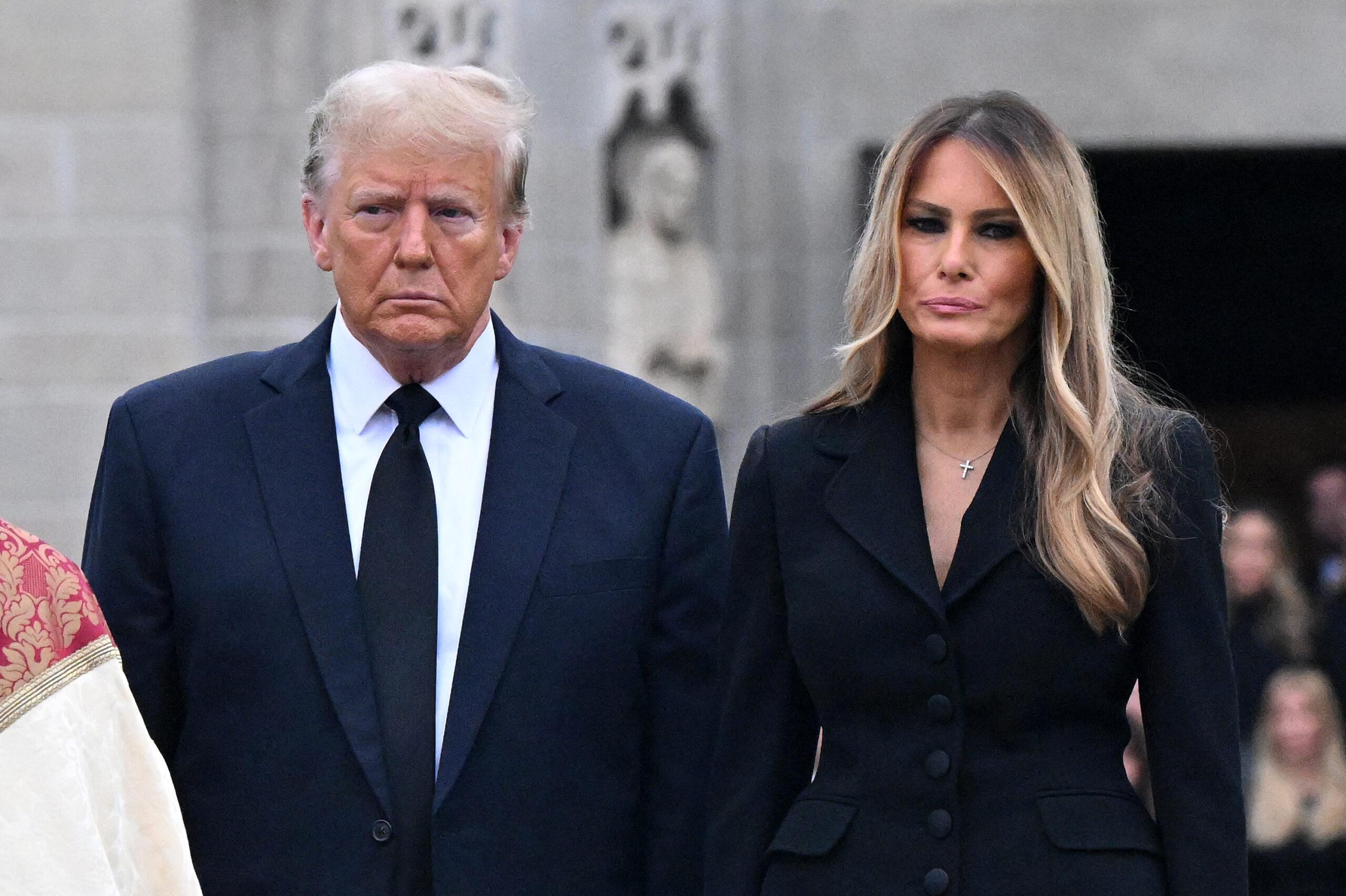 Donald Trump e Melania Trump de mãos dadas ao saírem do funeral de Amalija Knavs na Igreja Bethesda-by-the-Sea em Palm Beach, Flórida.