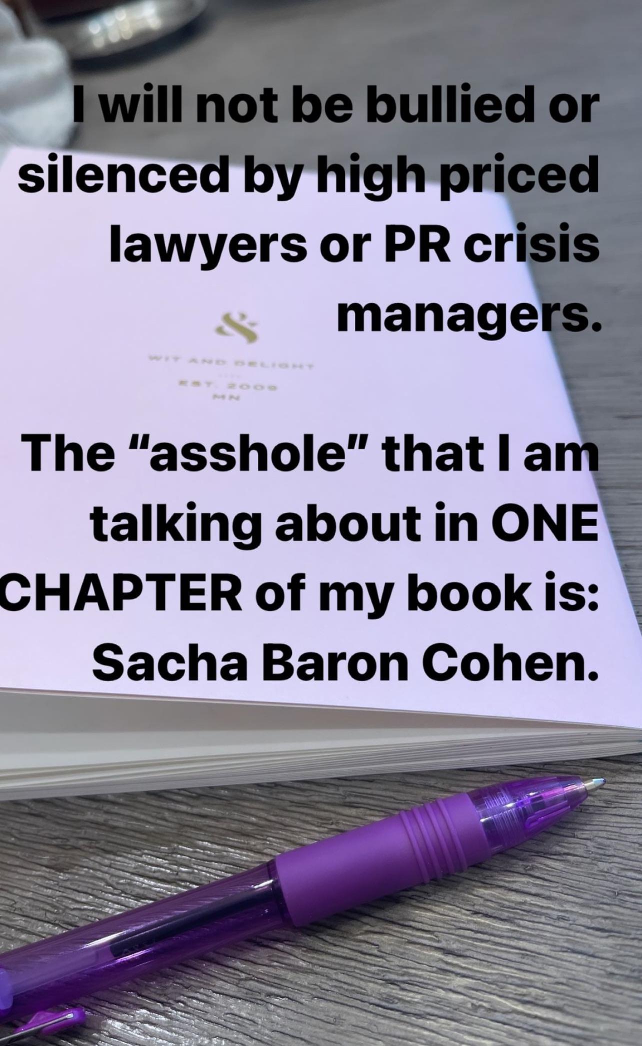 Rebel Wilson critica Sacha Baron Cohen por tentar silenciar seu próximo livro de memórias