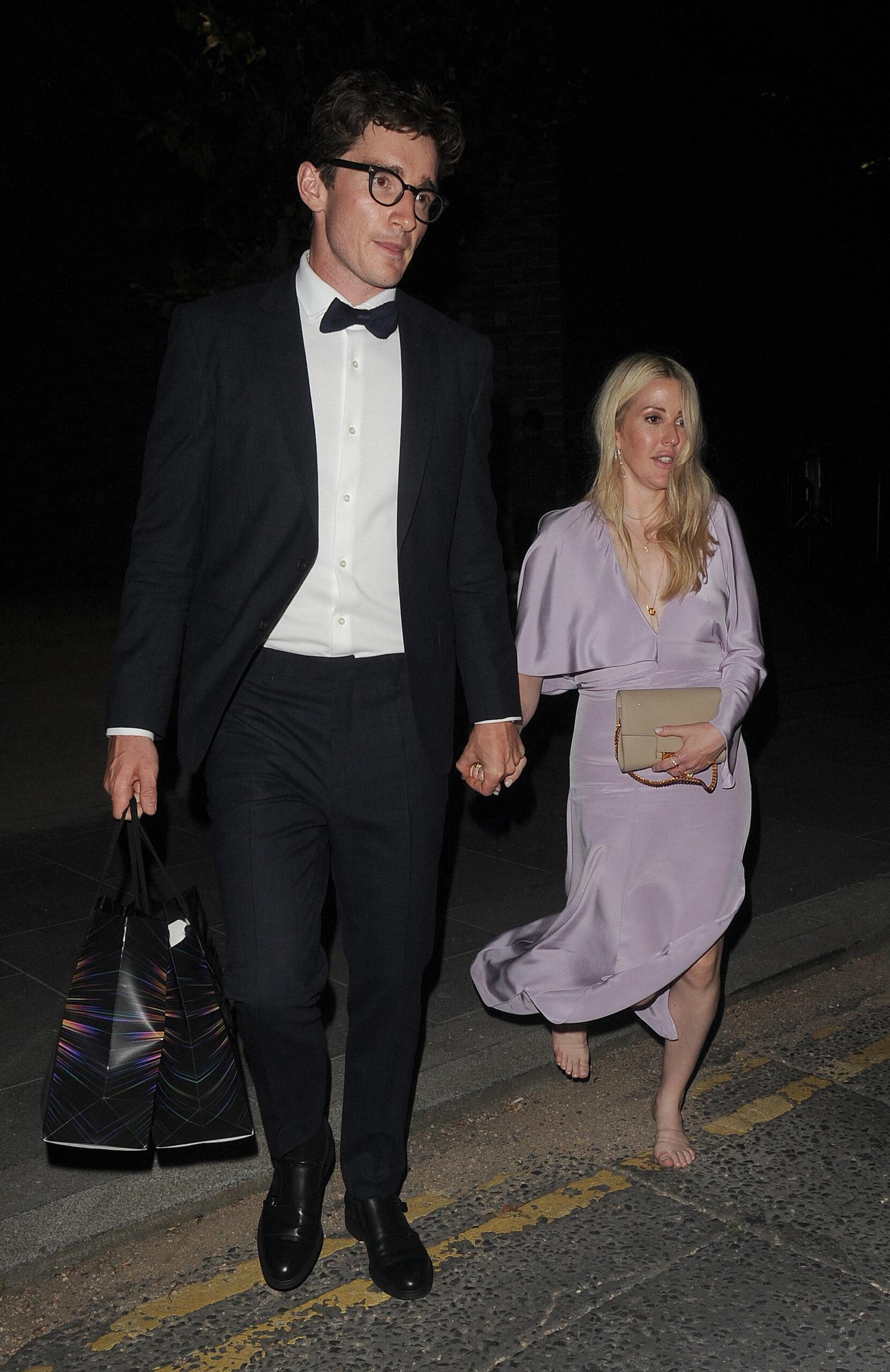 Ellie Goulding é vista andando descalça, enquanto ela e seu marido Caspar Jopling deixam o GQ Man Of The Years Awards 2021