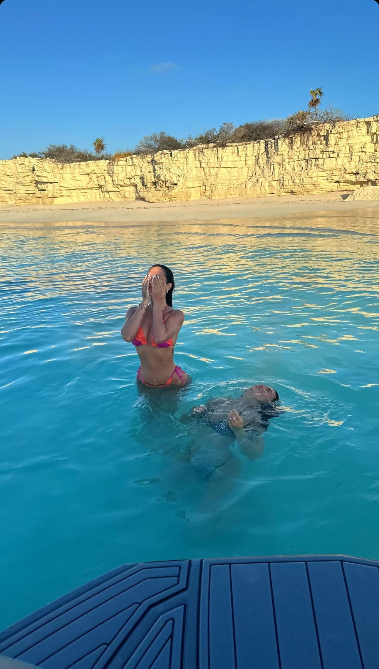 Kylie Jenner e Stassie Karanikolaou nadam no mar.