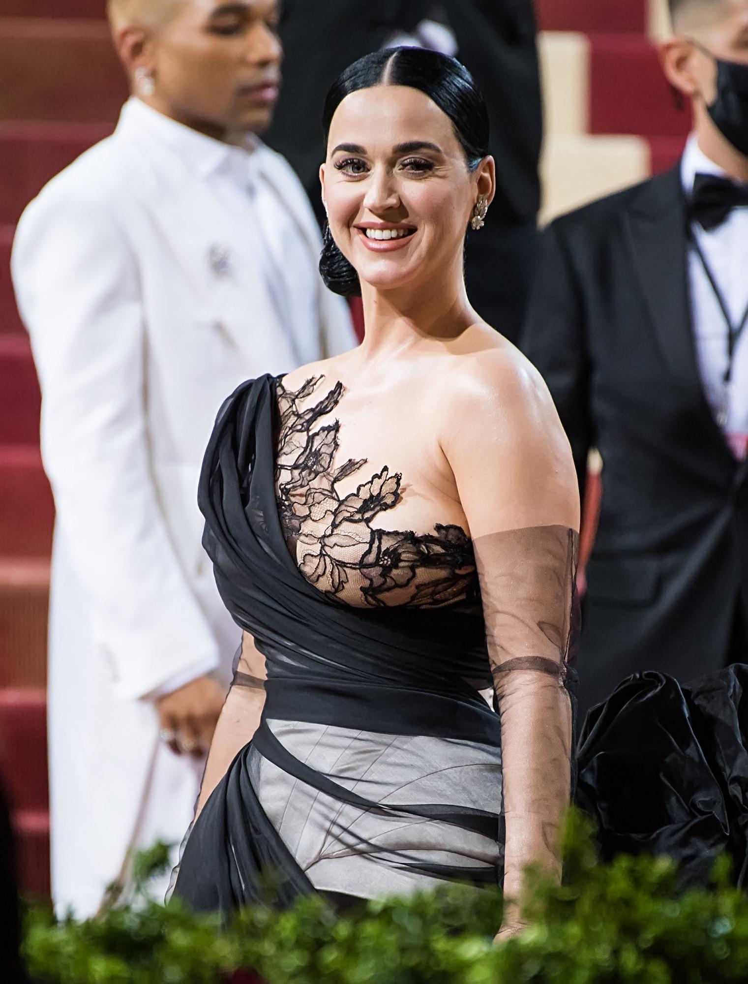 Katy Perry é vista sorrindo no MET Gala 2022