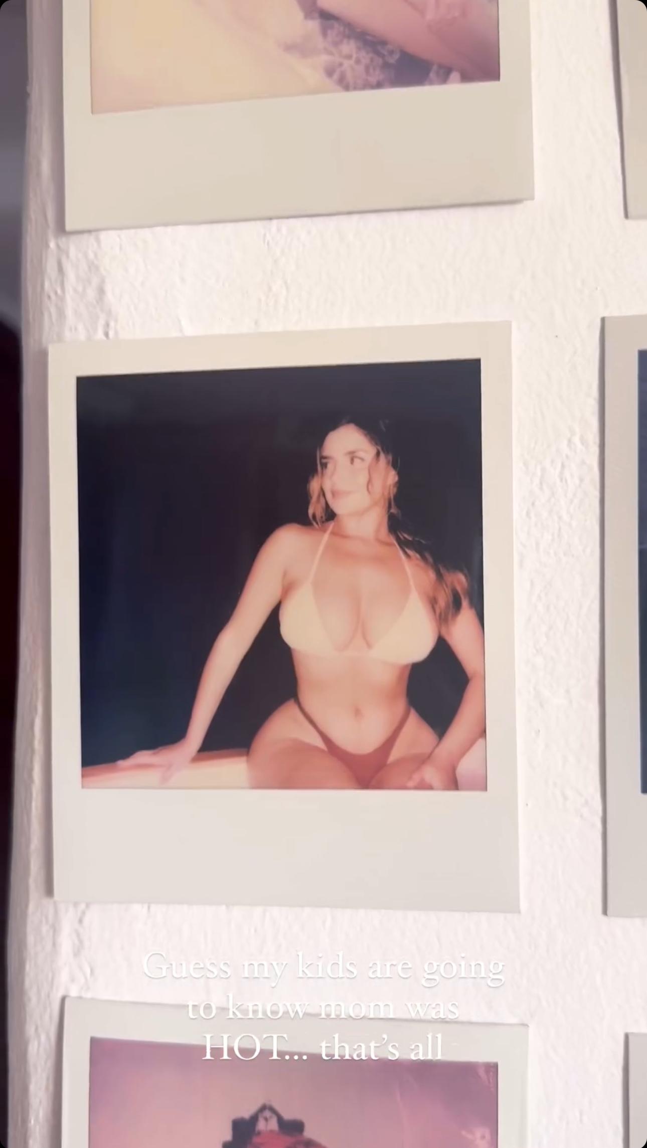 Uma foto polaroid de Demi Rose de biquíni.