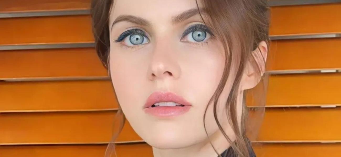 Alexandra Daddario close up