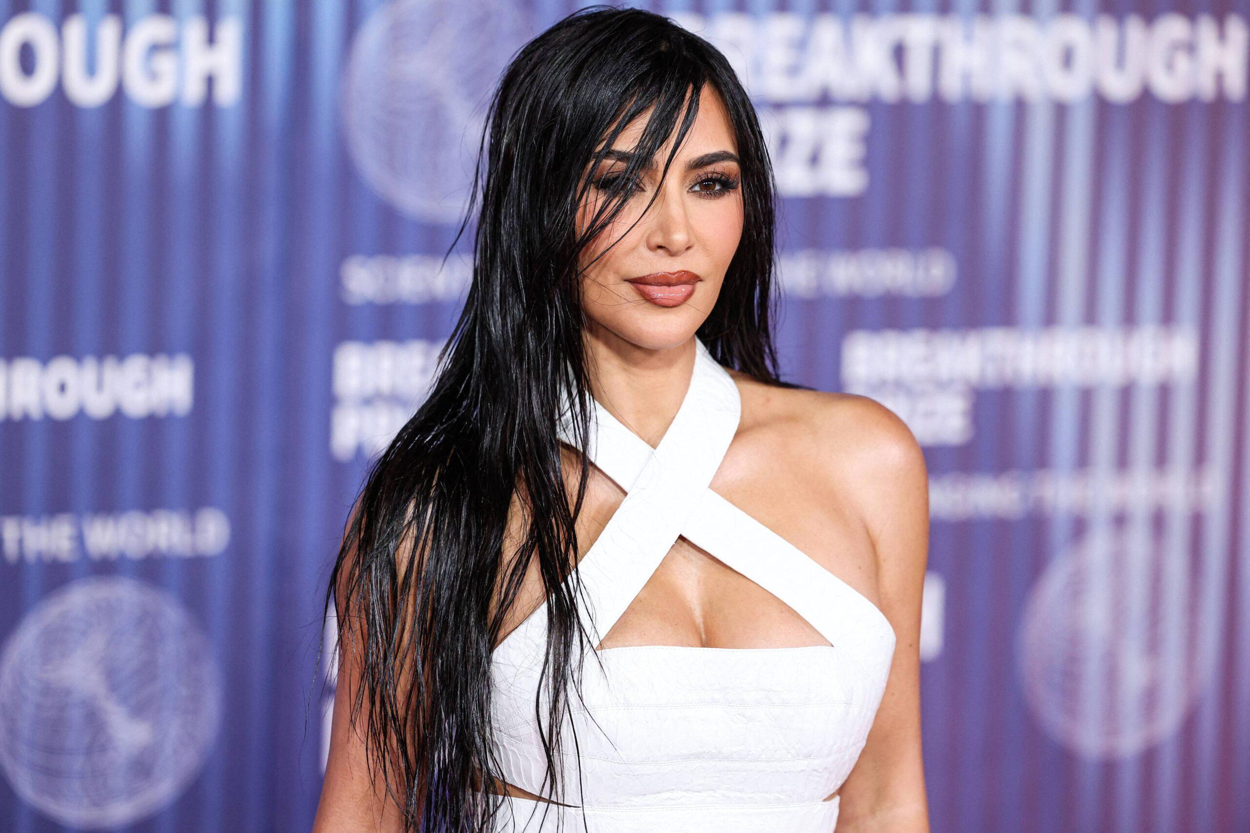 Kim Kardashian na 10ª Cerimônia Anual do Prêmio Revelação