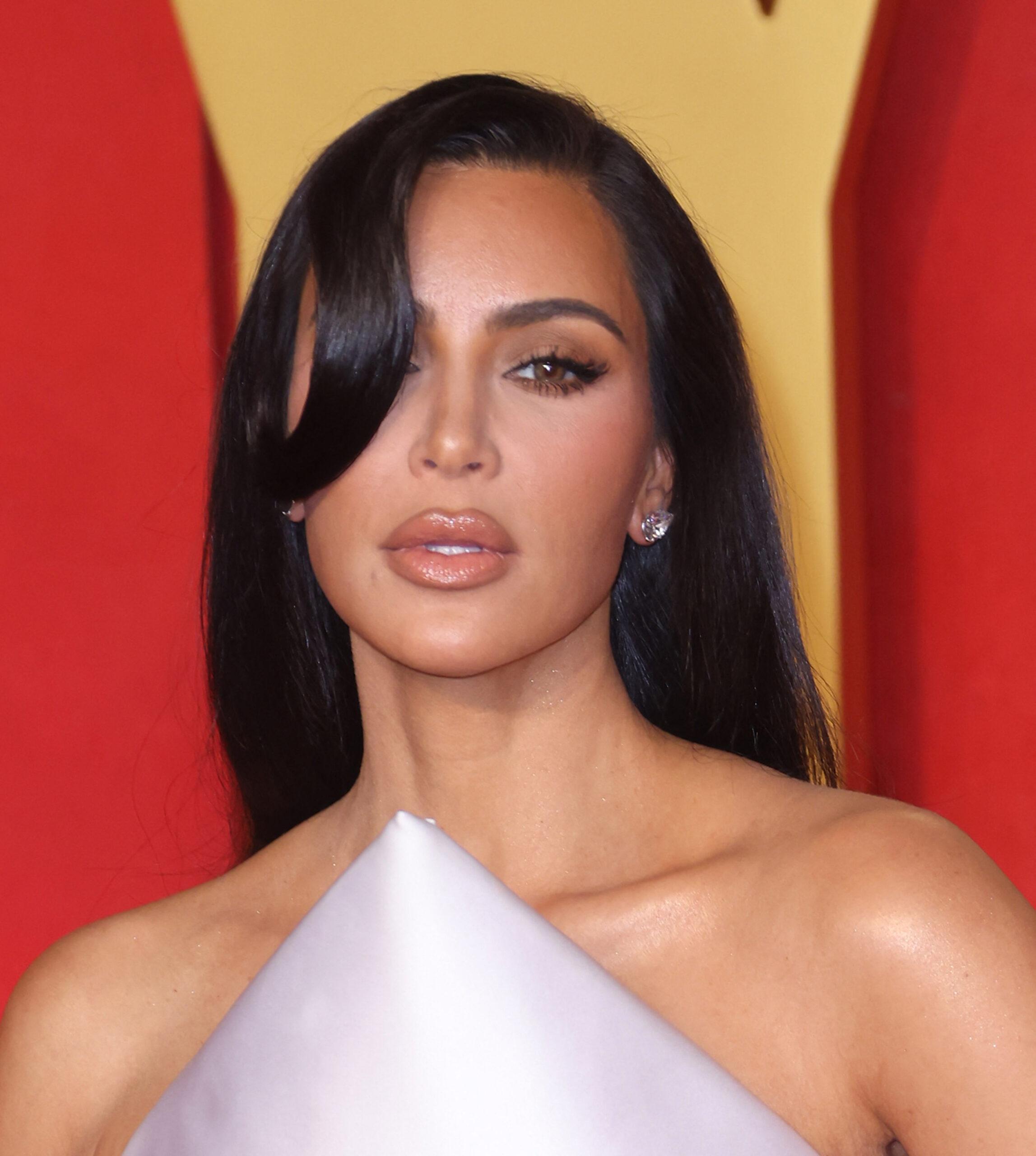 Kim Kardashian di Pesta Oscar Vanity Fair 2024 - Kedatangan