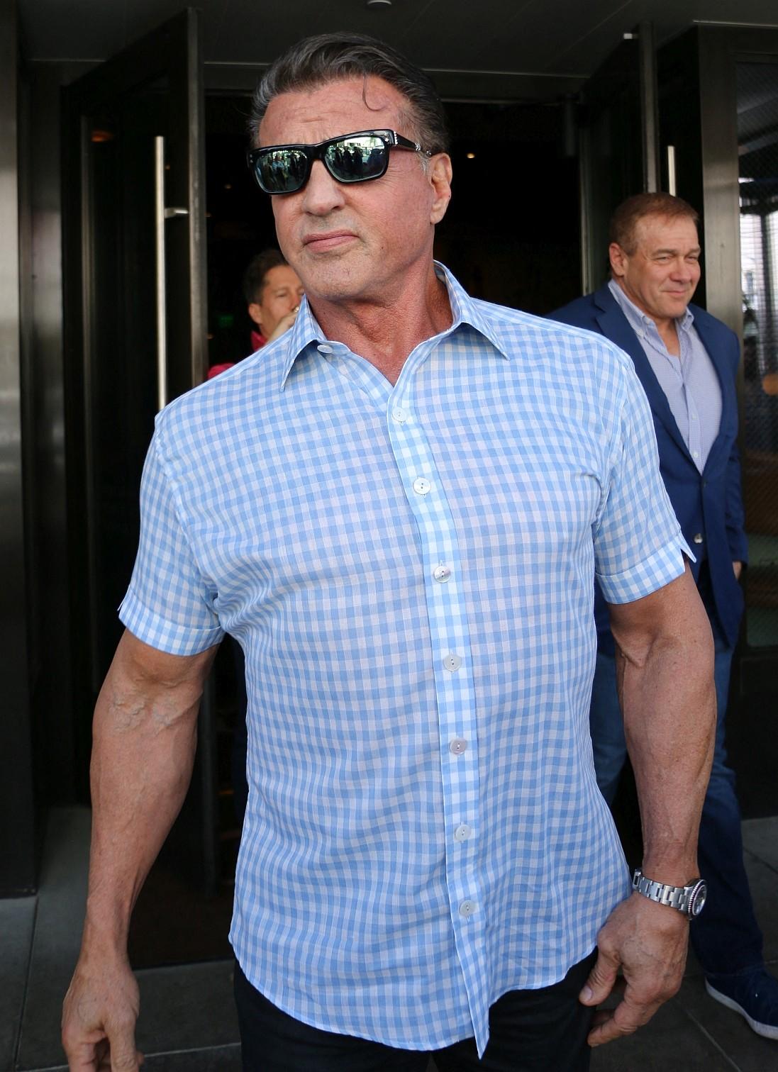 Sylvester Stallone visto saindo do almoço depois de jantar com Dolph Lundgren