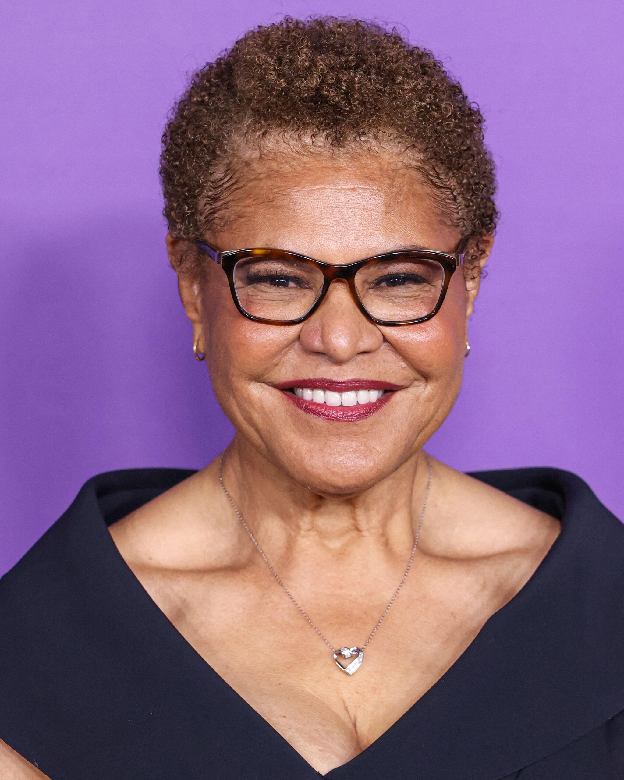 Prefeita Karen Bass no 55º NAACP Image Awards anual