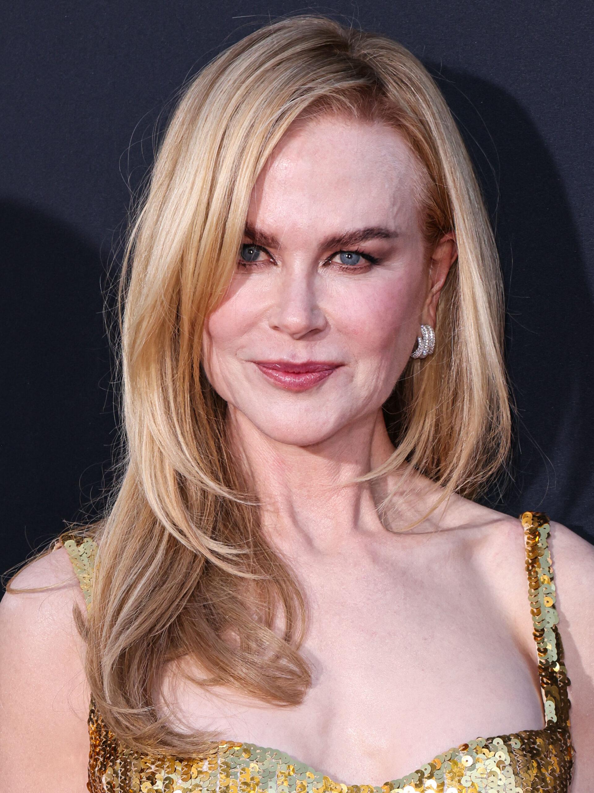 Nicole Kidman exibe figura em um traje Balenciaga dourado justo para a gala do prêmio AFI