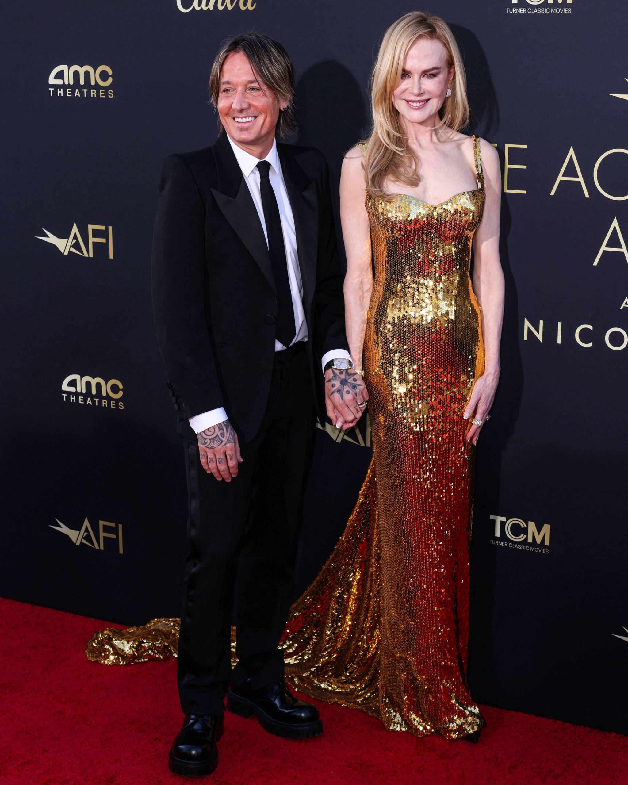 Nicole Kidman exibe figura em um traje Balenciaga dourado justo para a gala do prêmio AFI
