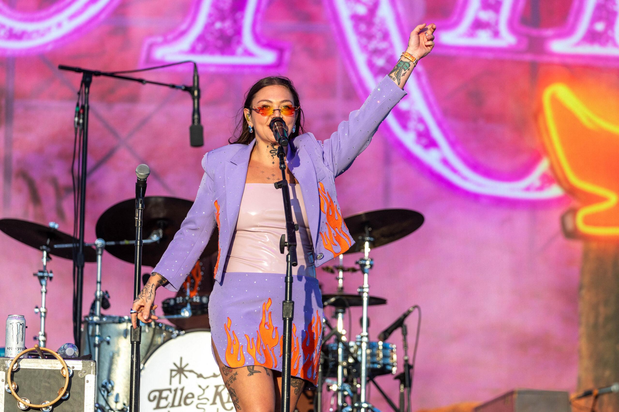 Elle King se apresenta no Stagecoach Festival meses depois da façanha bêbada de Dolly Parton