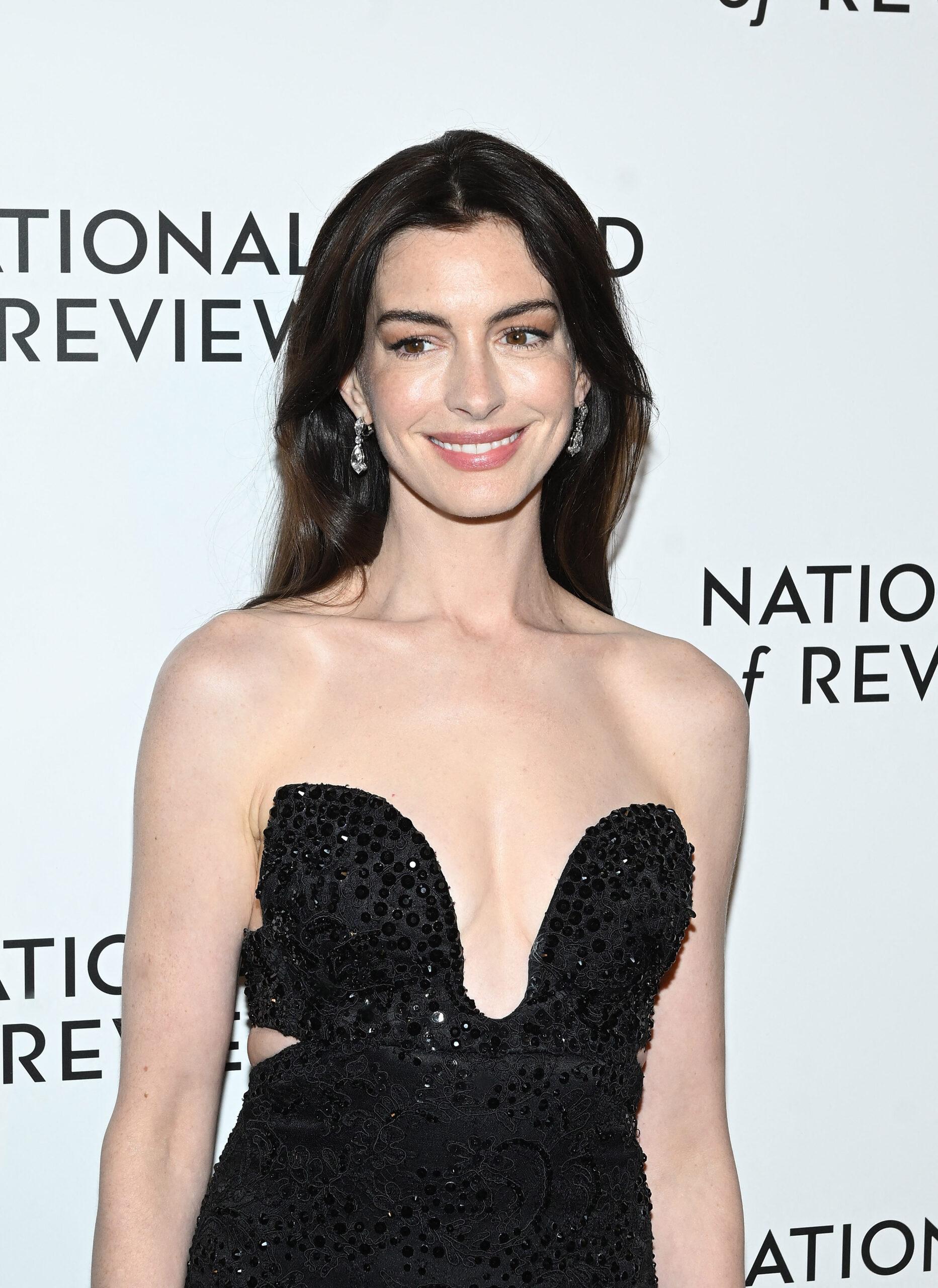 Anne Hathaway posa com vestido preto