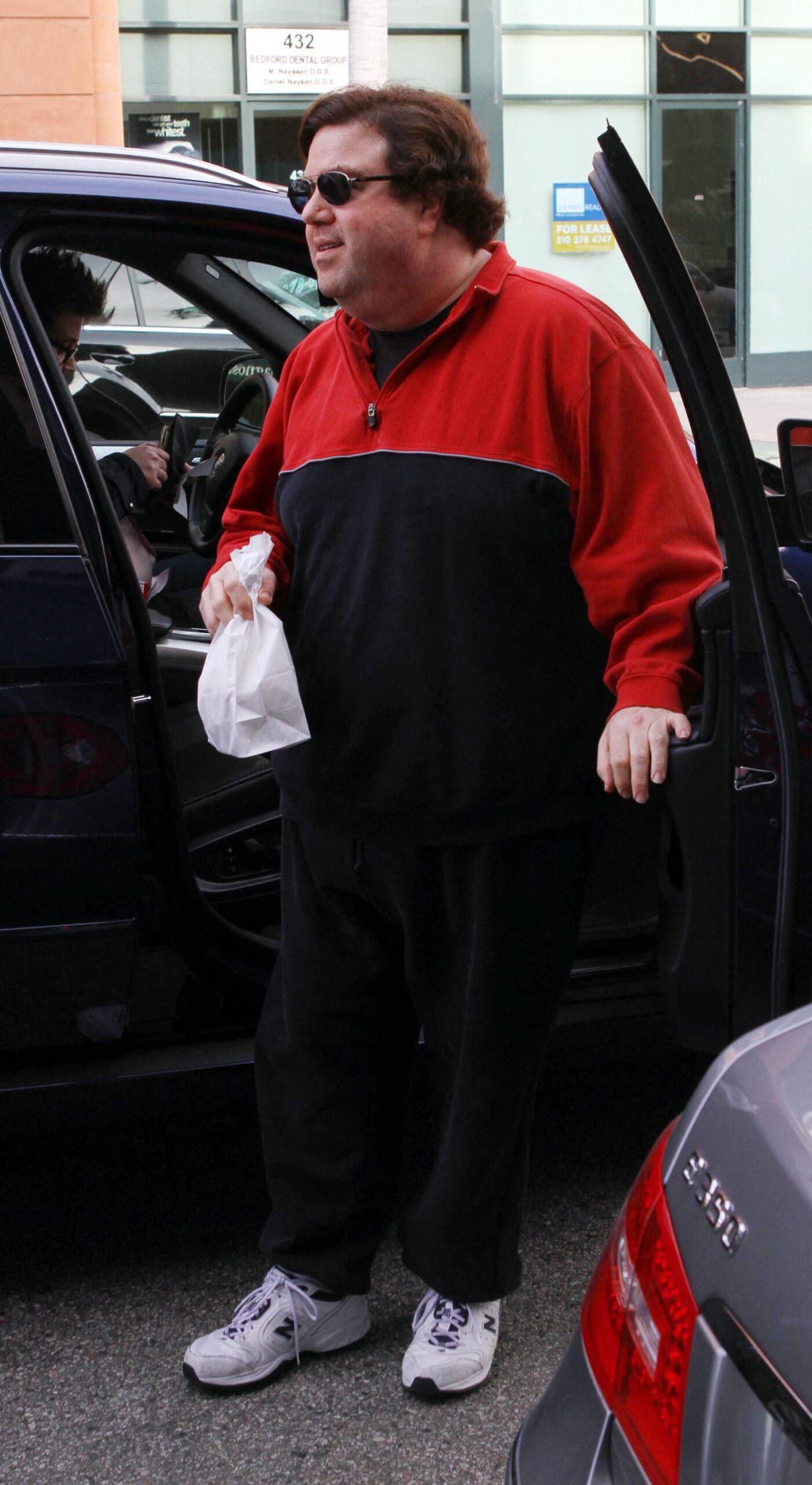Dan Schneider visto saindo de seu carro
