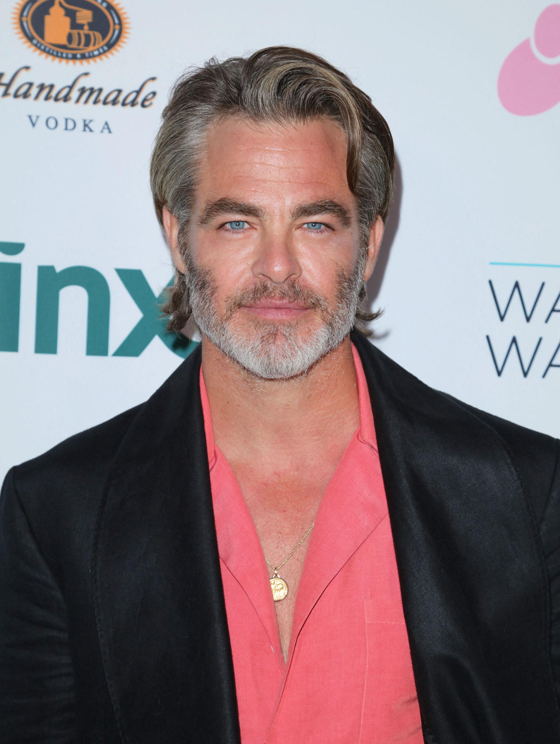 Chris Pine tersenyum di Gala Wags & Walks Tahunan ke-12