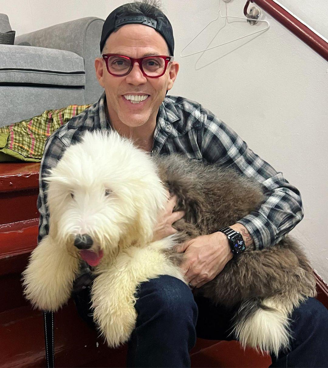 Steve-O with a dog