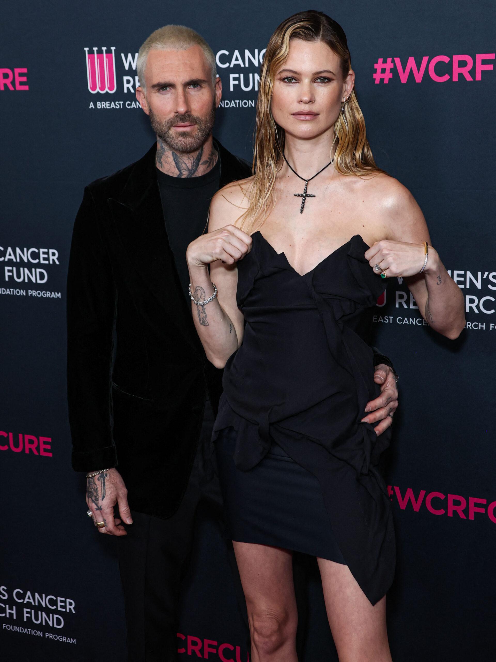 A esposa de Adam Levine, Behati Prinsloo, chega ao evento de gala de benefícios noturnos inesquecíveis do Women's Cancer Research Fund 2023