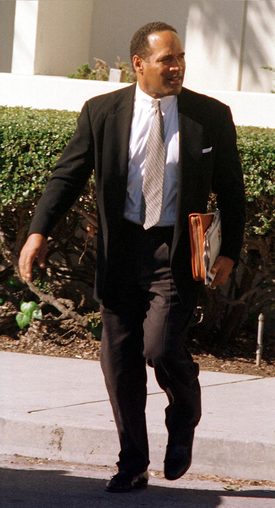 OJ Simpson sai do tribunal em Santa Monica, Califórnia