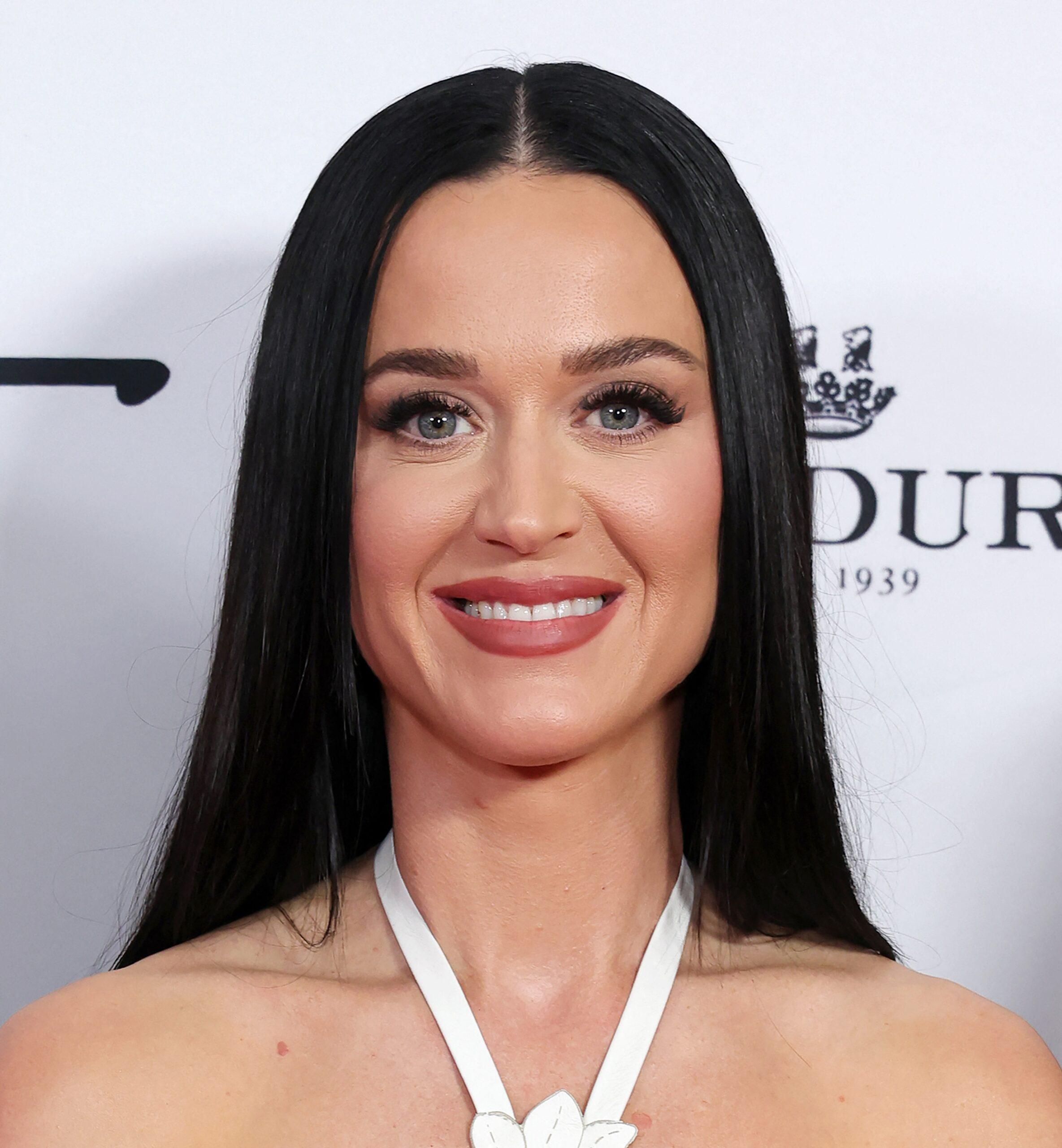 Katy Perry tersenyum di rekan -rekan Tahunan ke -35 Luncheon Musim Semi