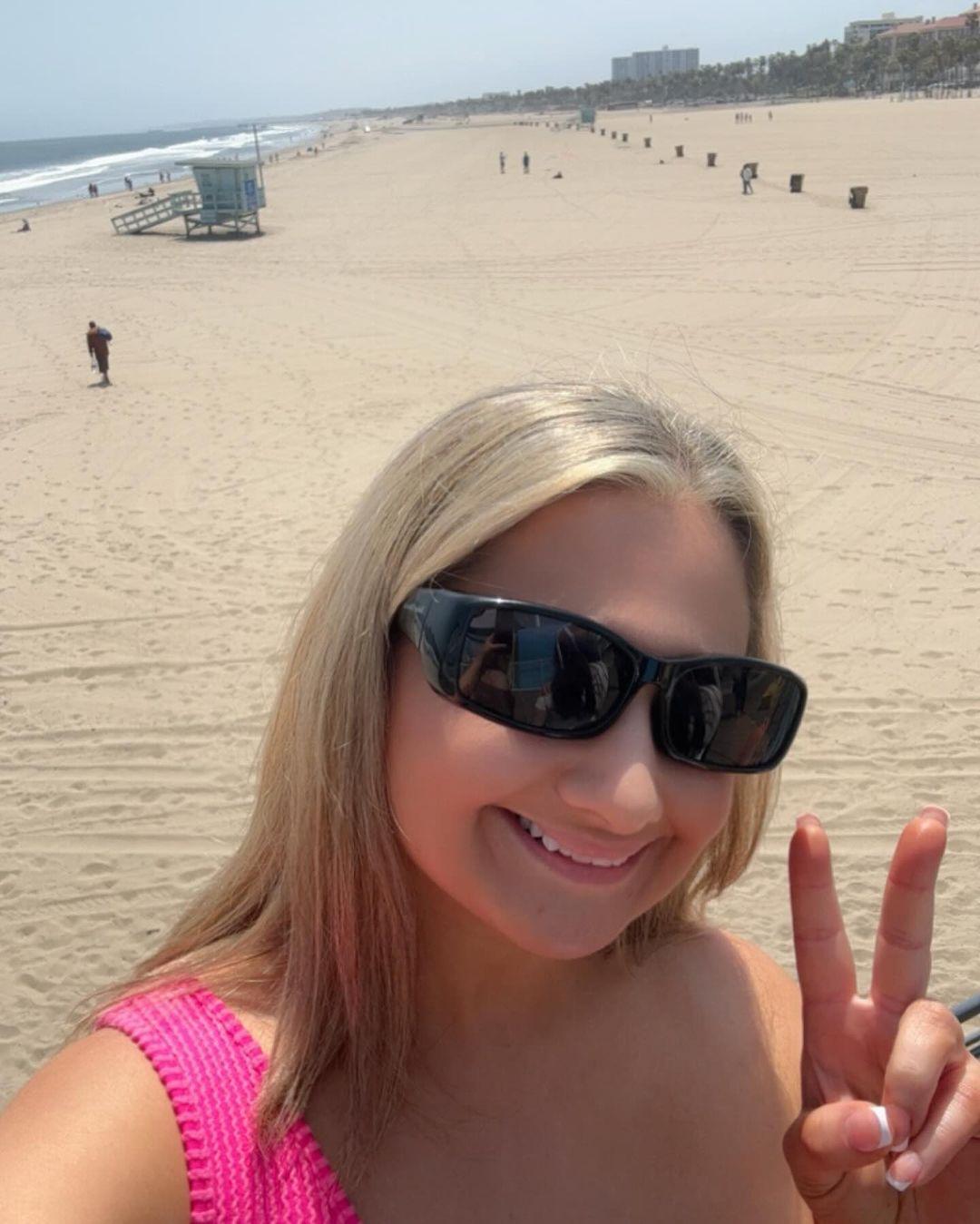 A cigana Rose Blanchard tira uma selfie na praia