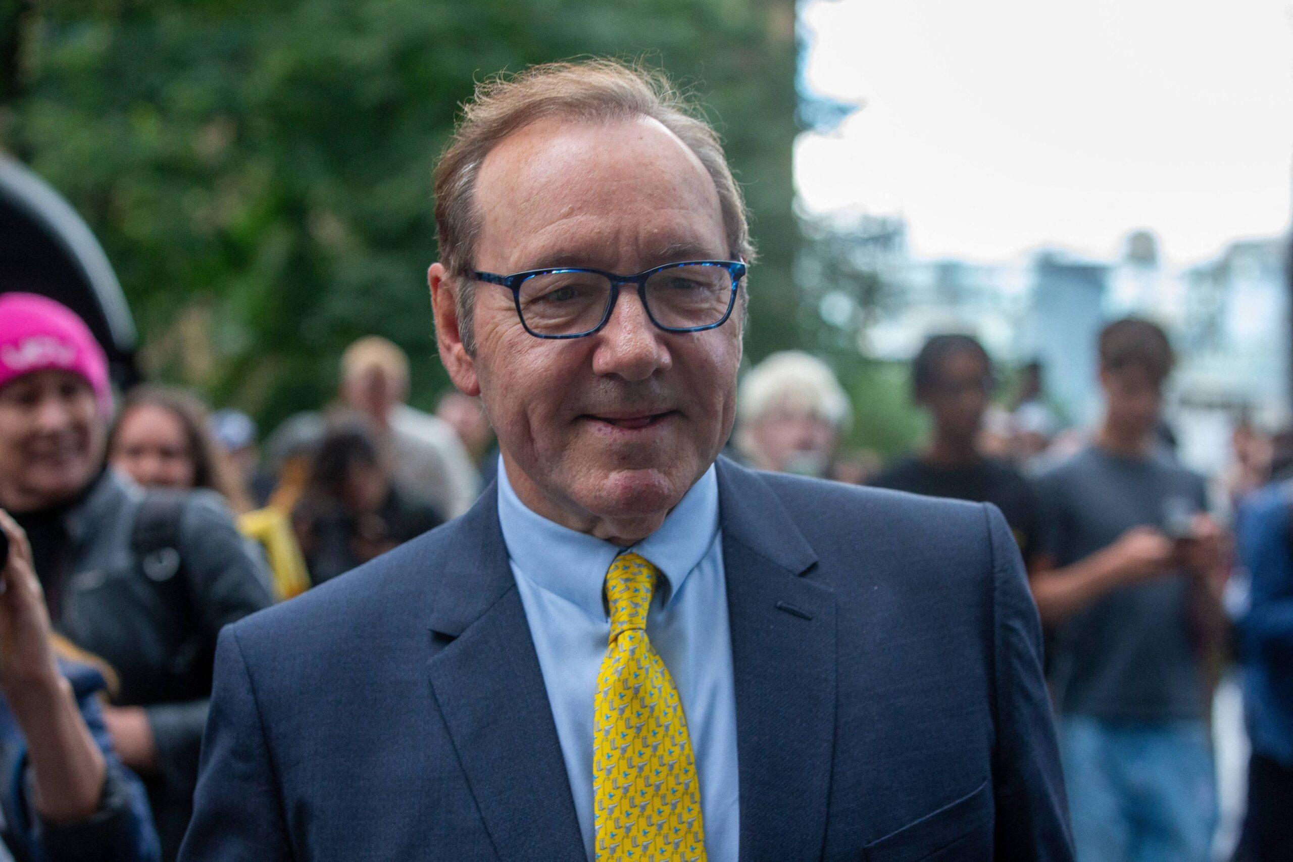 Kevin Spacey é visto do lado de fora do Southwark Crown Court, em Londres