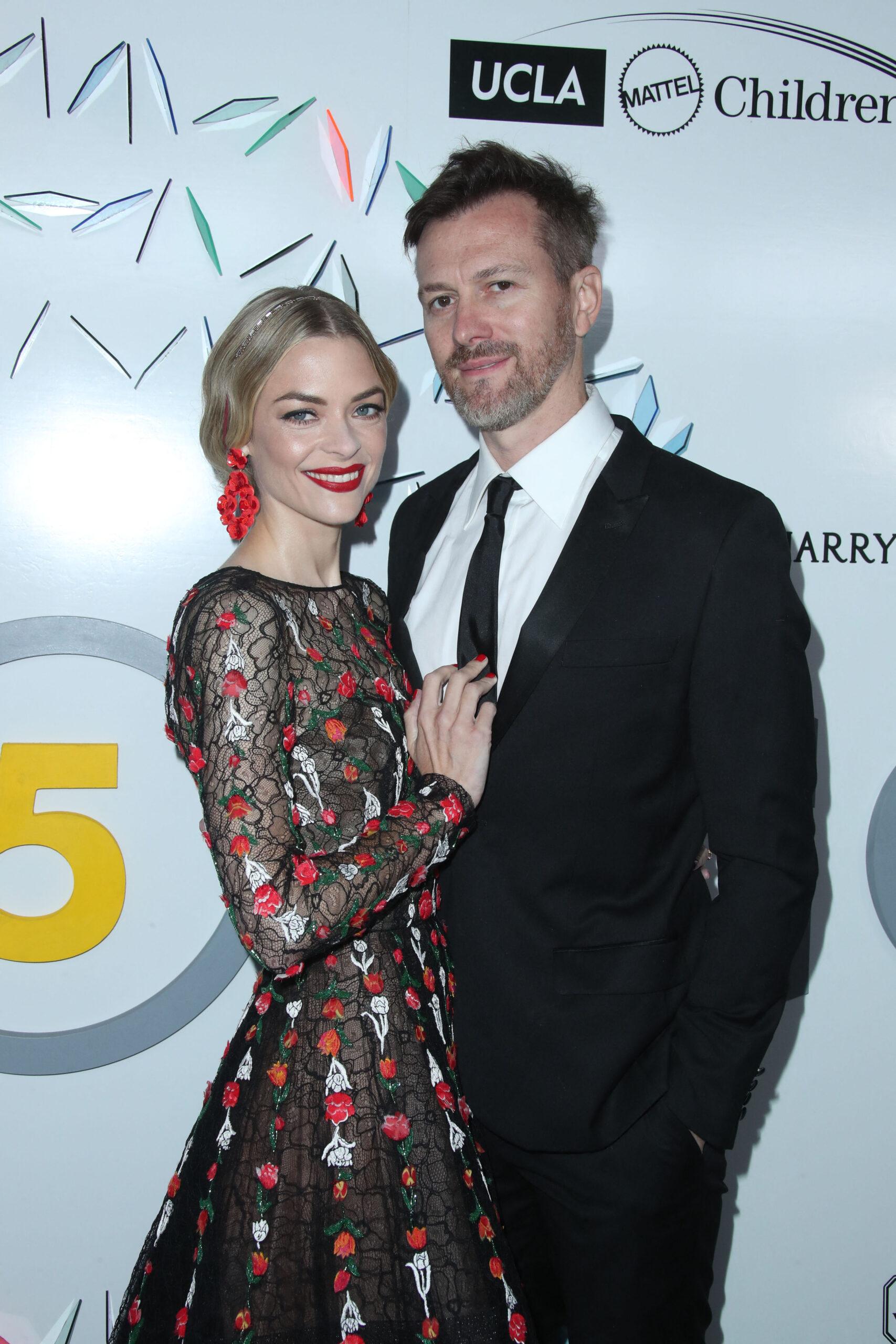 Jaime King e Kyle Newman na festa de gala do Hospital Infantil Mattel da UCLA