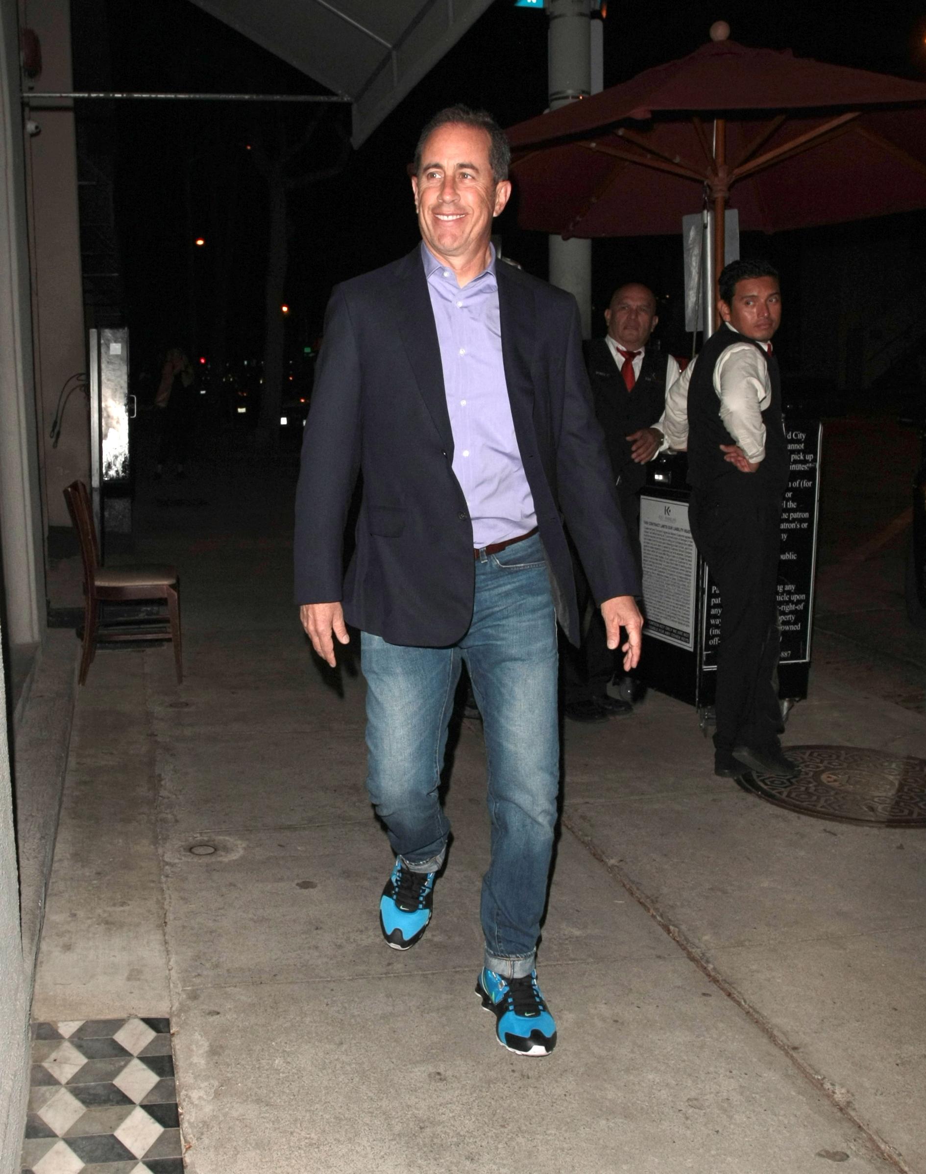 Jerry Seinfeld foi visto chegando ao Craig's em West Hollywood, CA