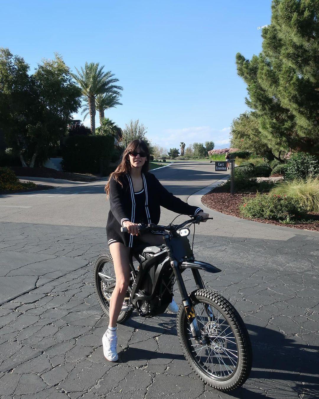Nina Dobrev em uma bicicleta
