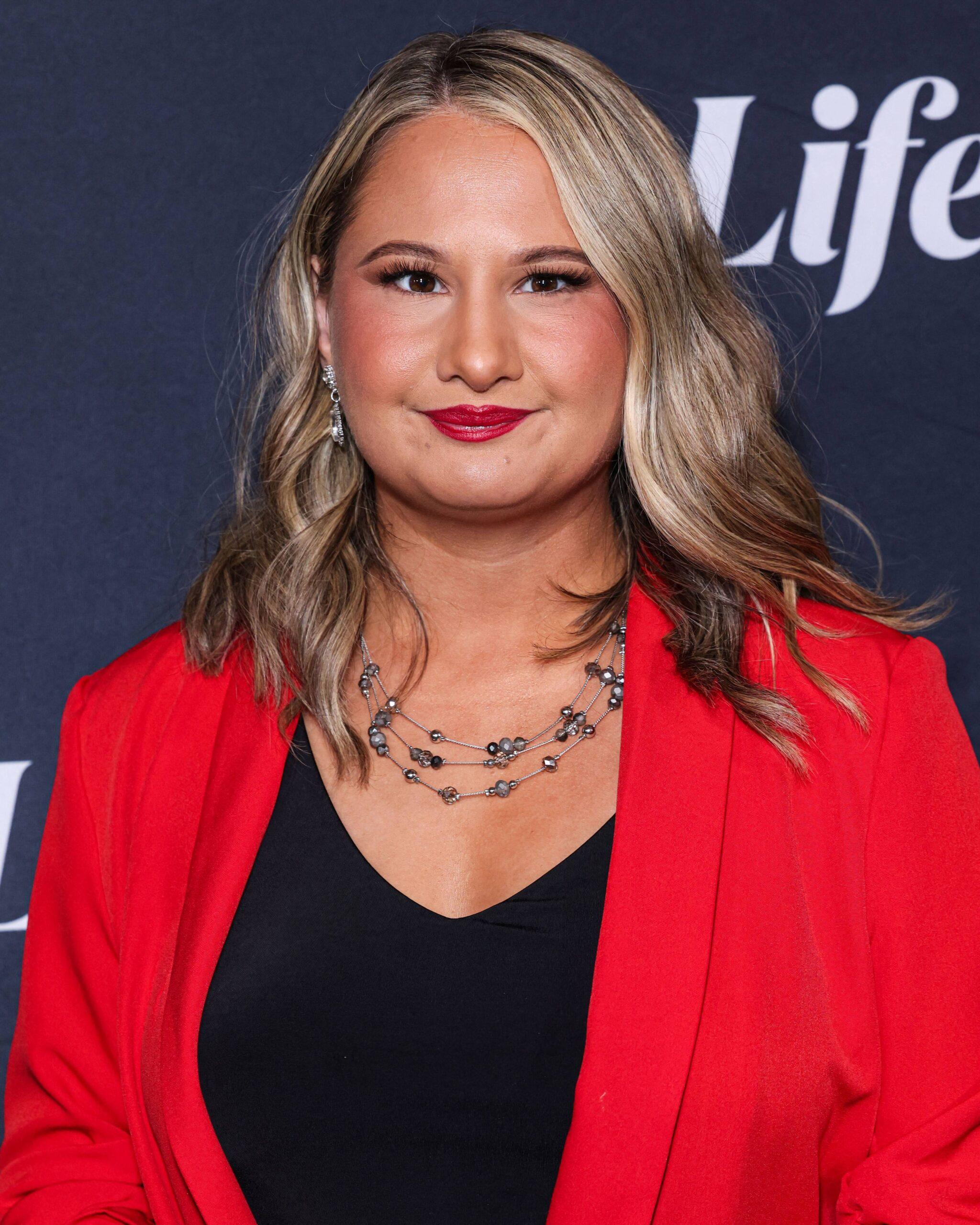 Gypsy Rose Blanchard em blazer vermelho em An Evening With Lifetime: Conversations On Controversies FYC Event