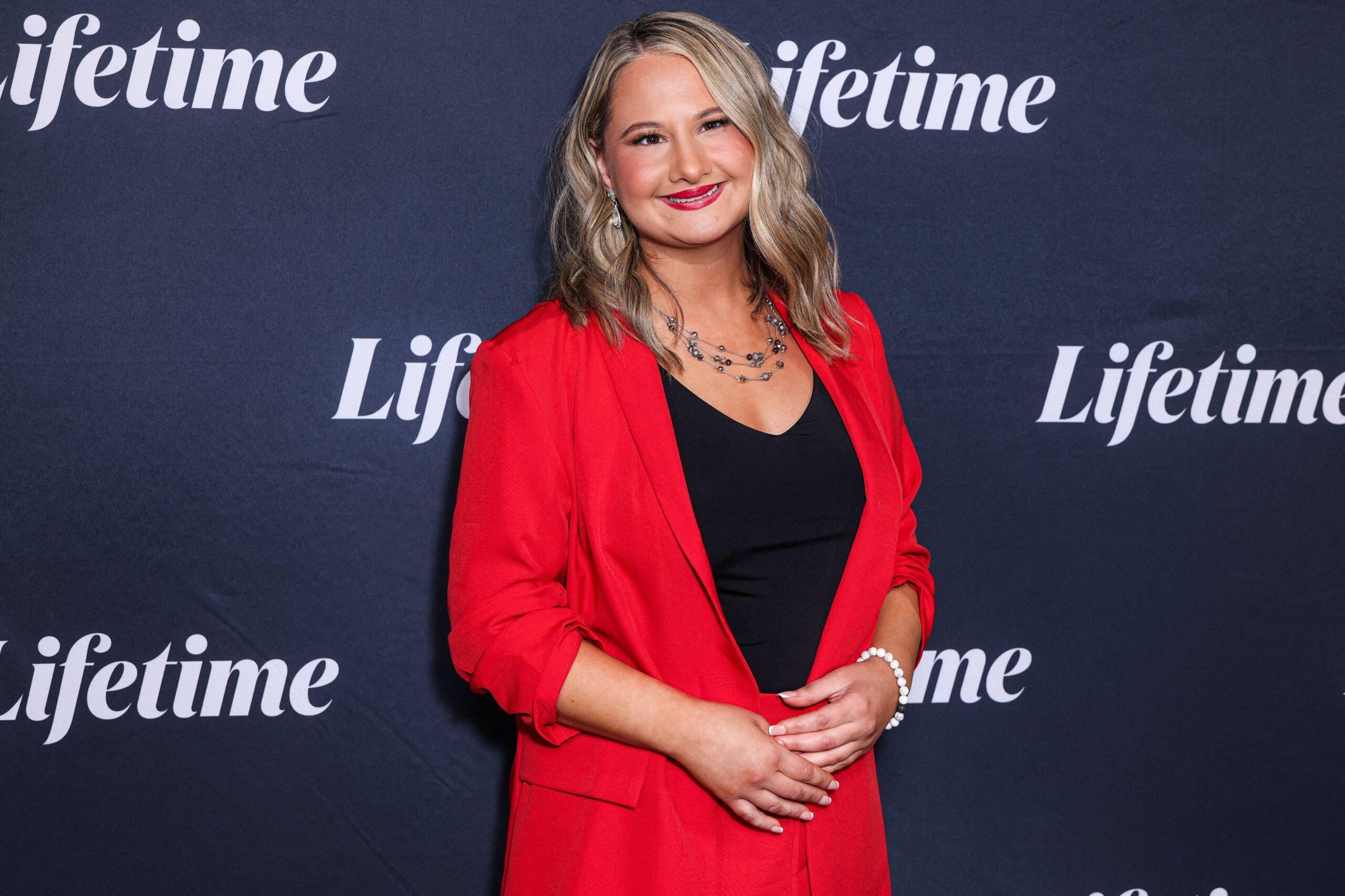 Gypsy Rose Blanchard em blazer vermelho em An Evening With Lifetime: Conversations On Controversies FYC Event