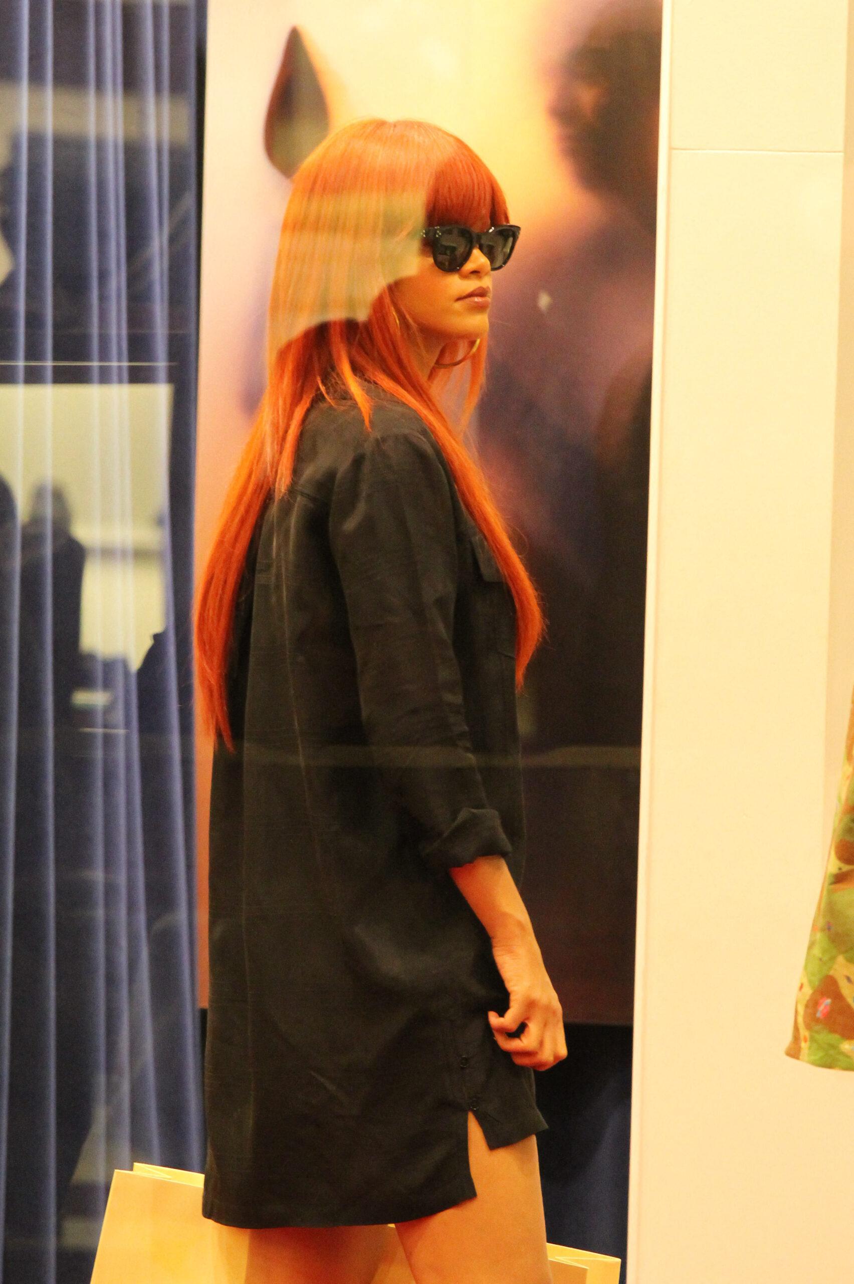 Rihanna com cabelo ruivo e saindo para a cidade de Sydney para fazer compras