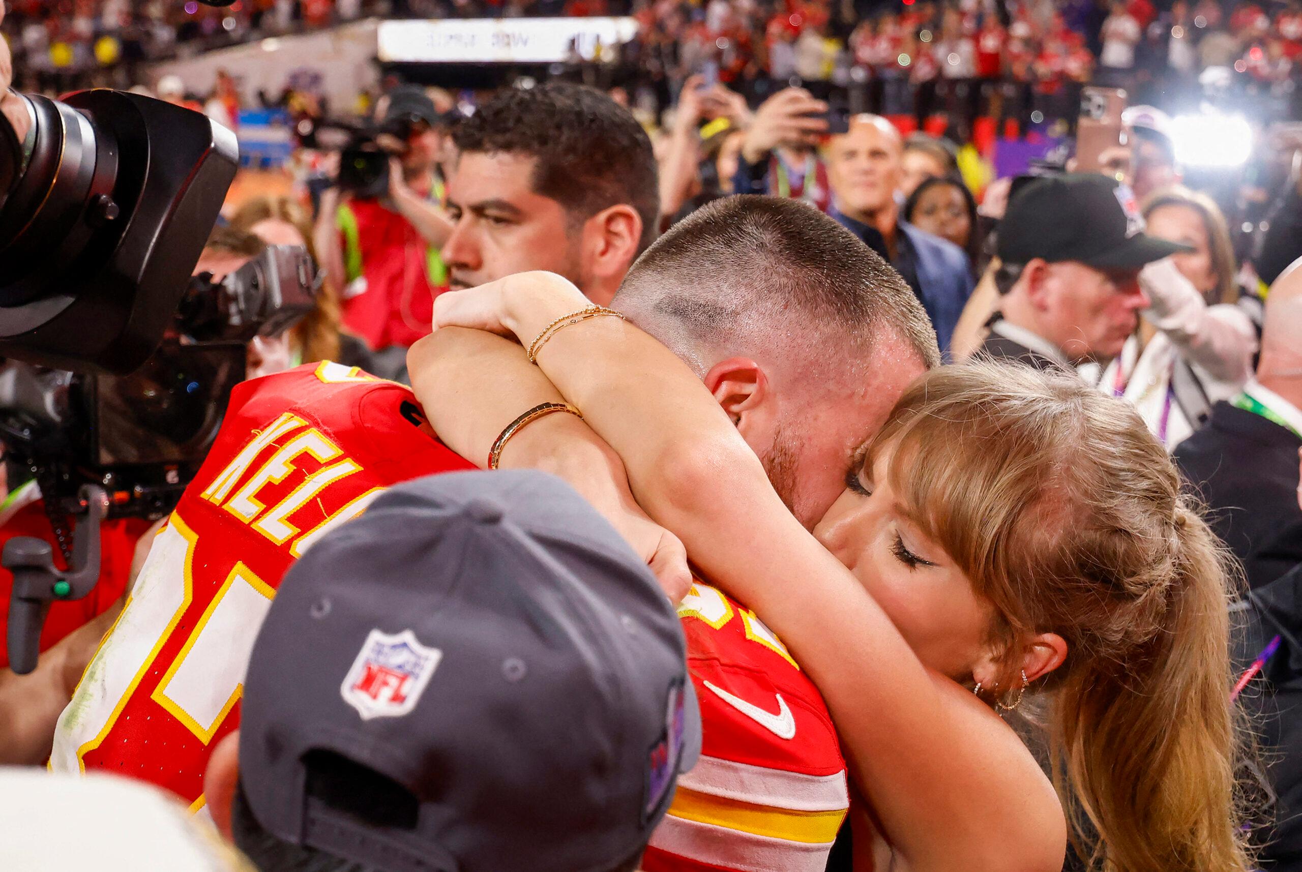 Travis Kelce e Taylor Swift se abraçam