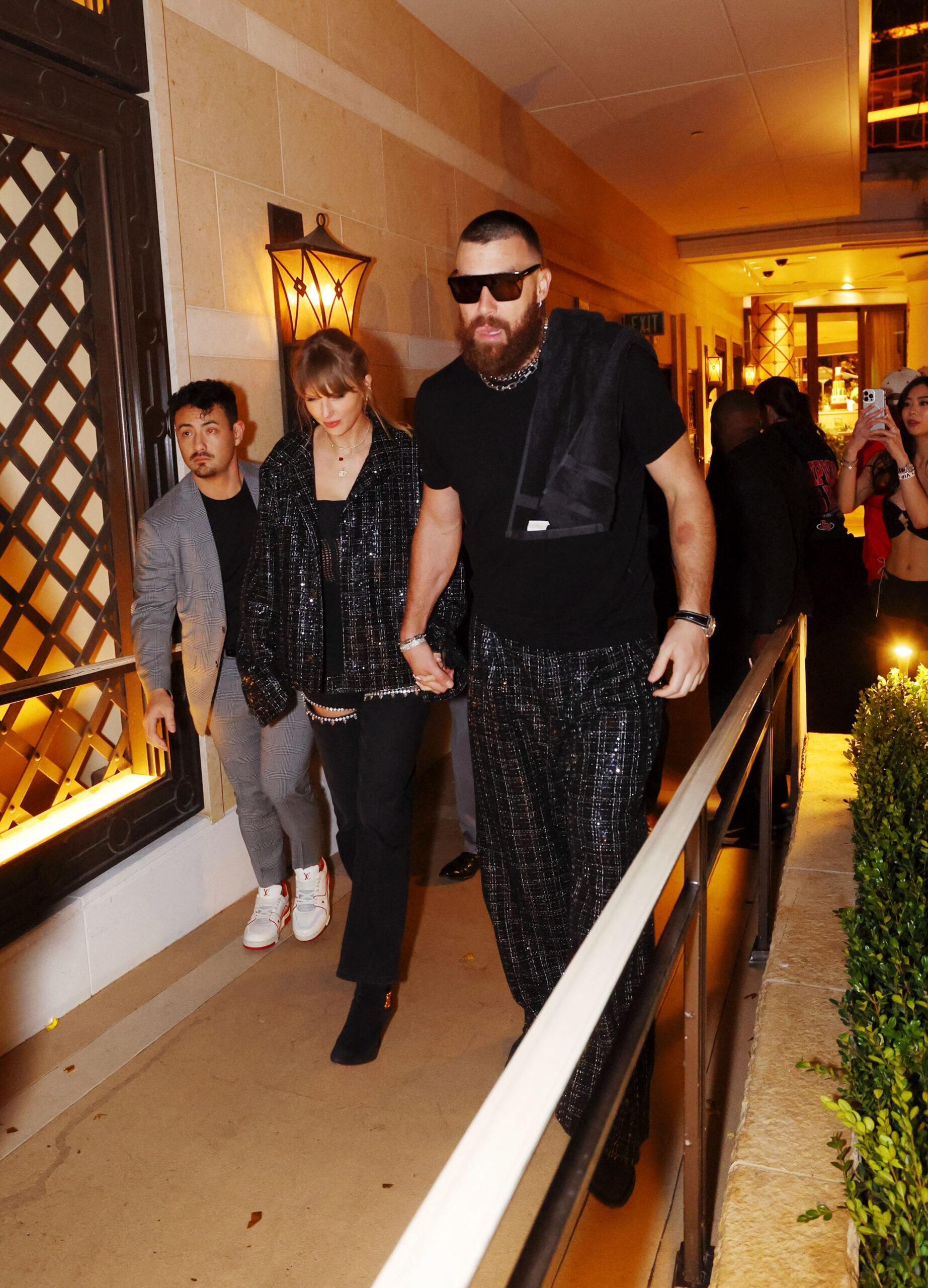 Taylor Swift e Travis Kelce caminhando de mãos dadas