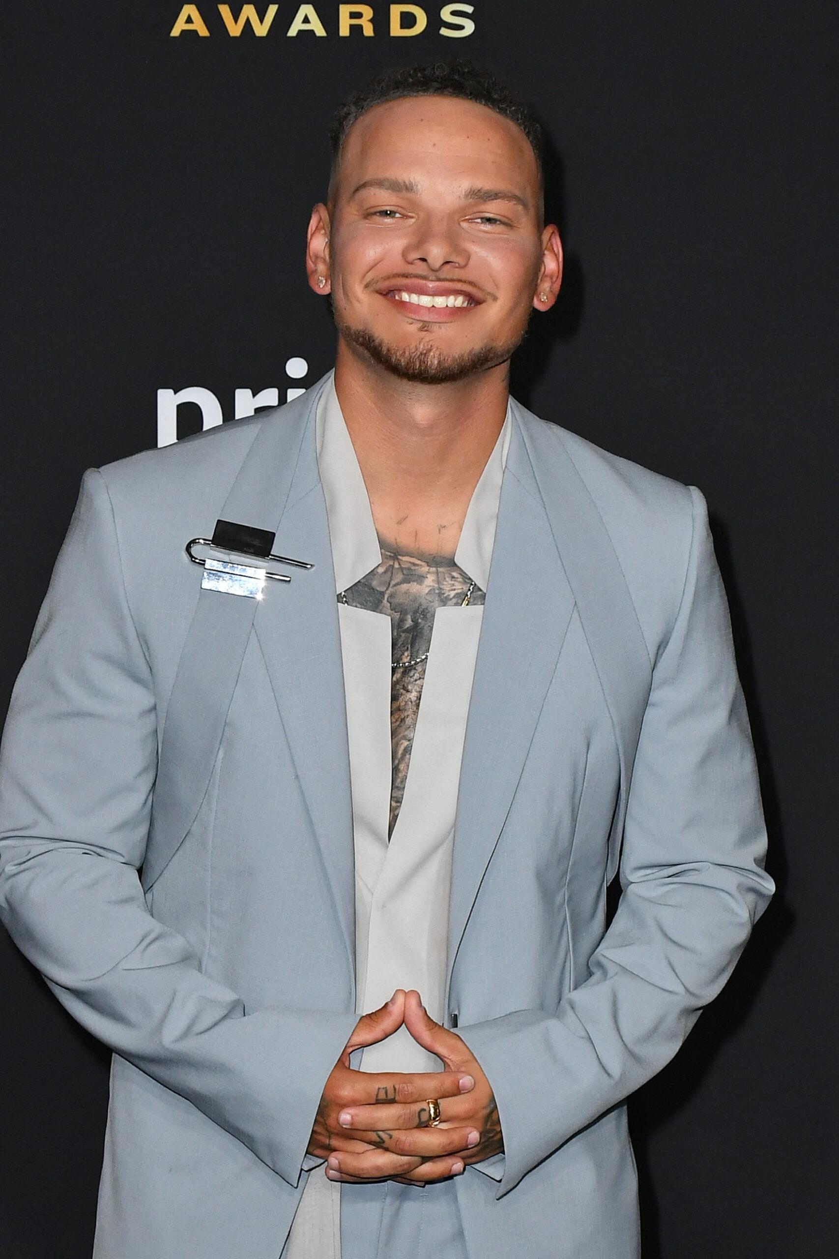 Kane Brown usa smoking azul no 58º Academy Of Country Music Awards