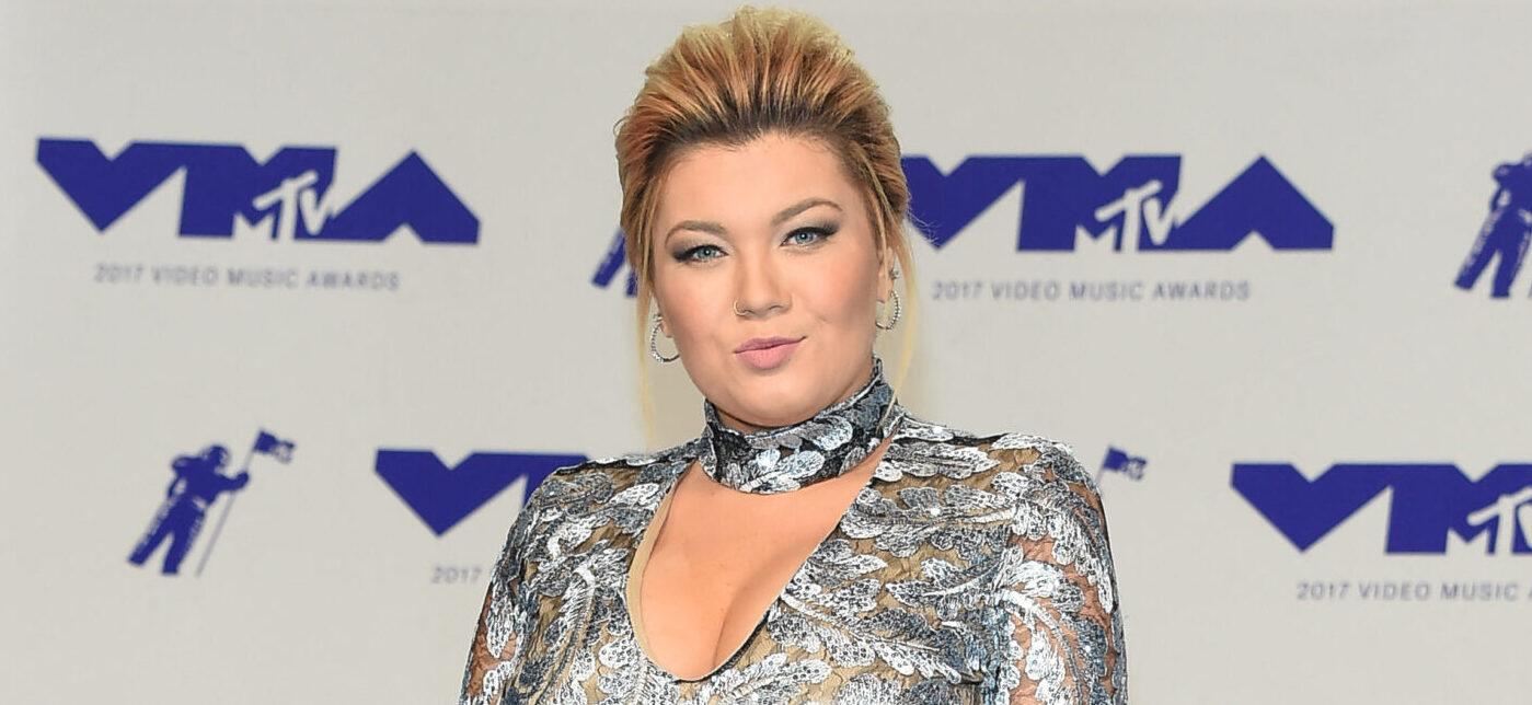 Amber Portwood poses on the red carpet at MTV Video Music Awards 2017