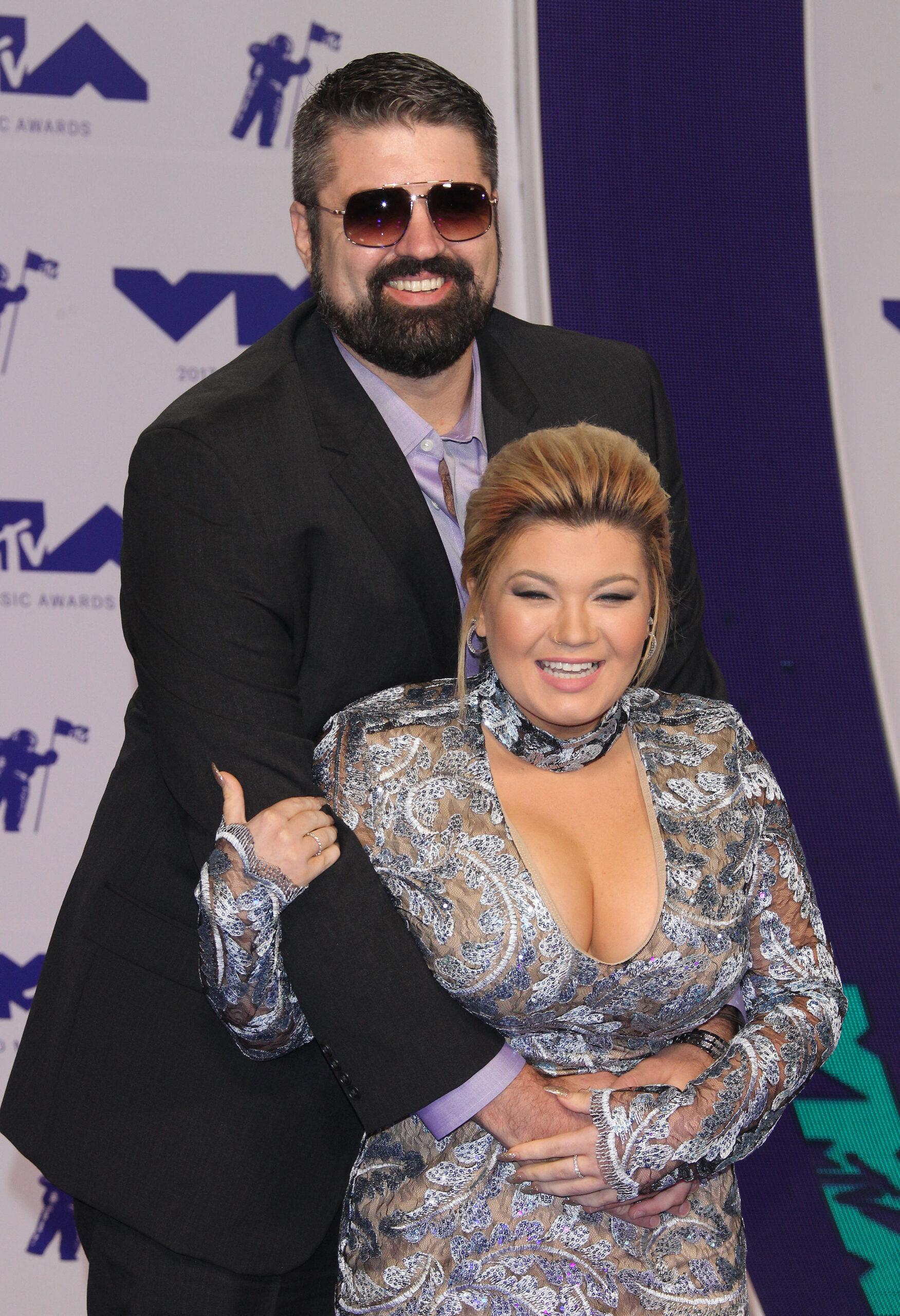 Amber Portwood and Andrew Glennon pose on the red carpet at the 2017 MTV VMA Awards