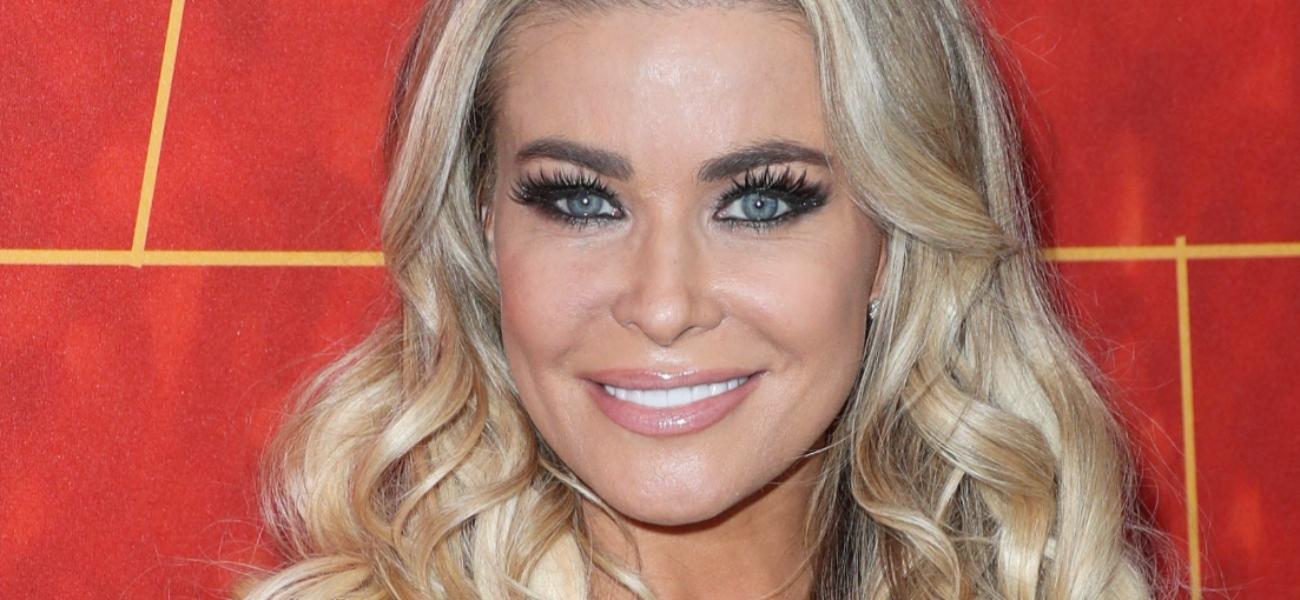 Carmen Electra smiling at an event