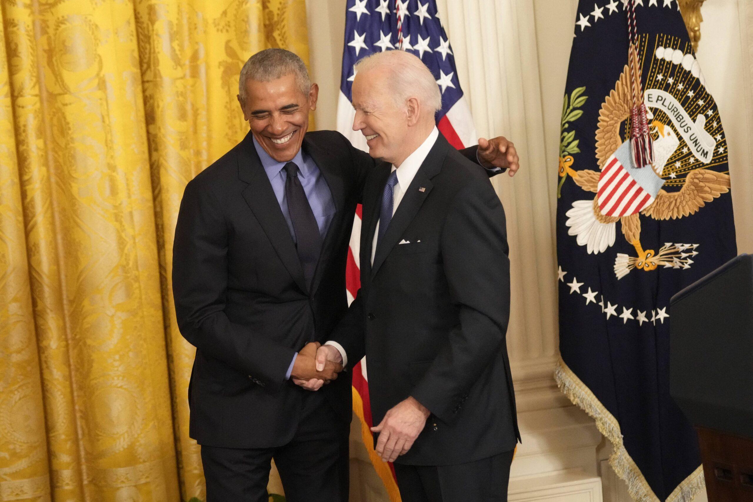 Barack Obama e Joe Biden apertando as mãos