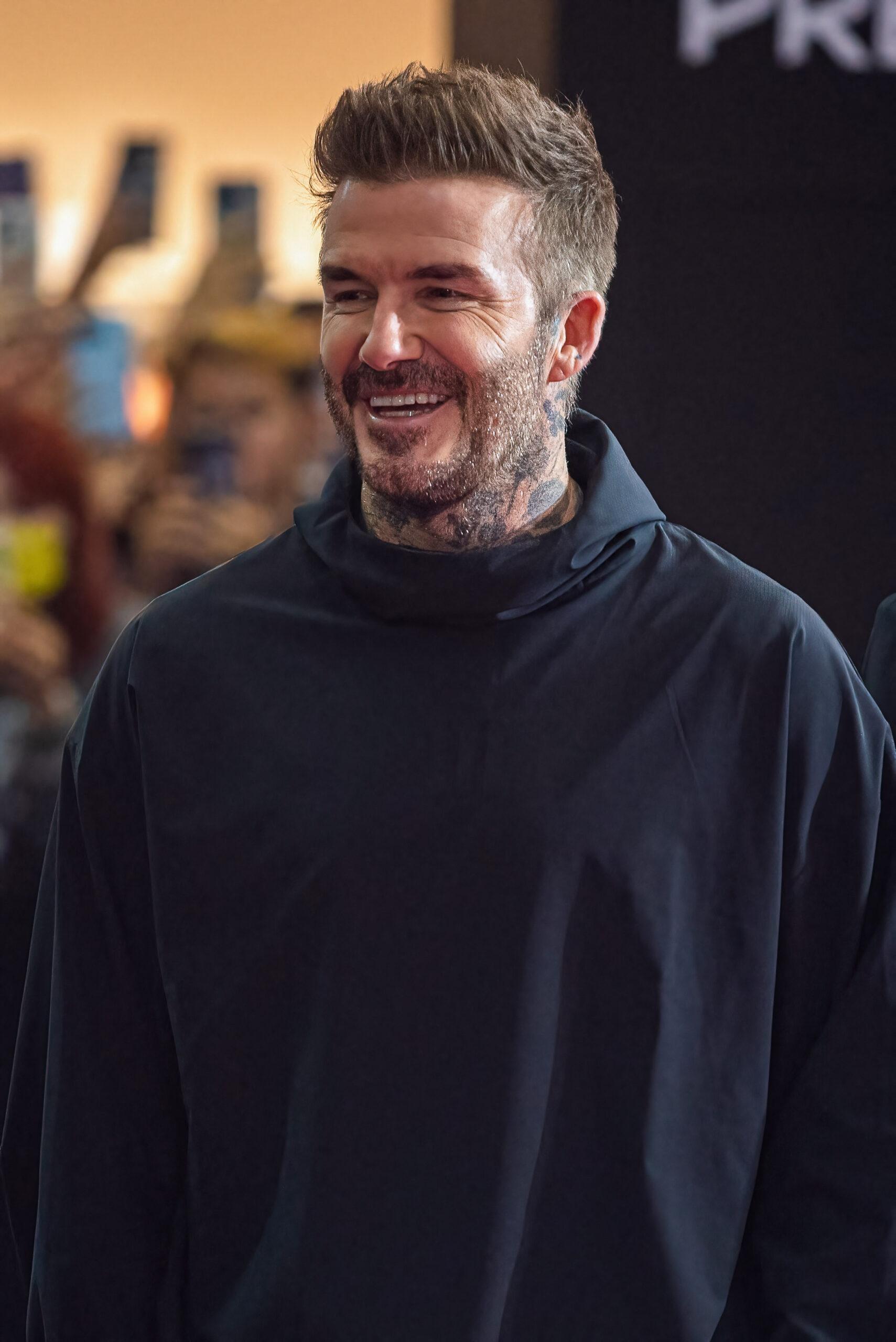 David Beckham visto sorrindo enquanto participava do evento ''The Legend of Predator'' em Bangkok, Tailândia - 30 de janeiro de 2024