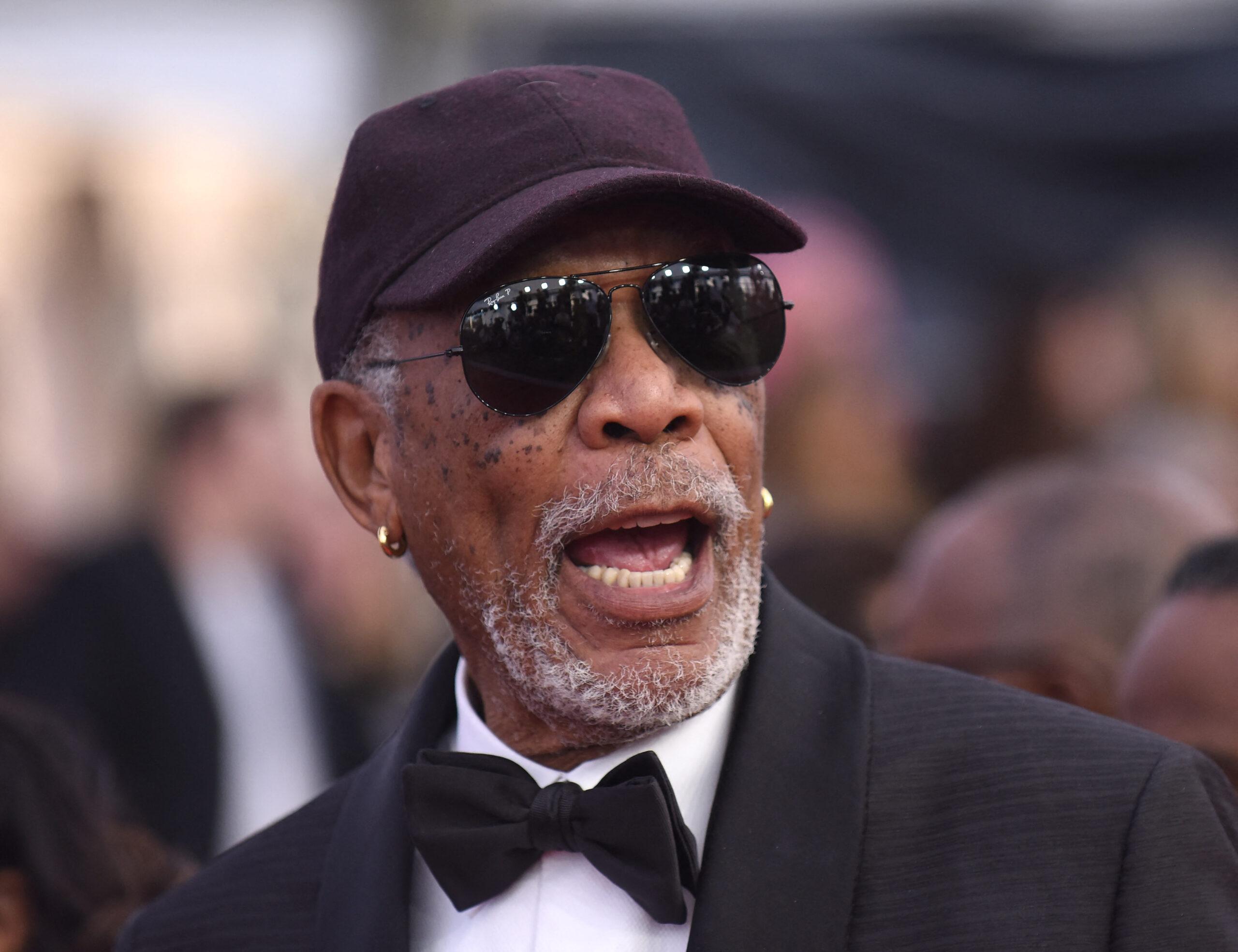 Close de Morgan Freeman usando óculos escuros e chapéu