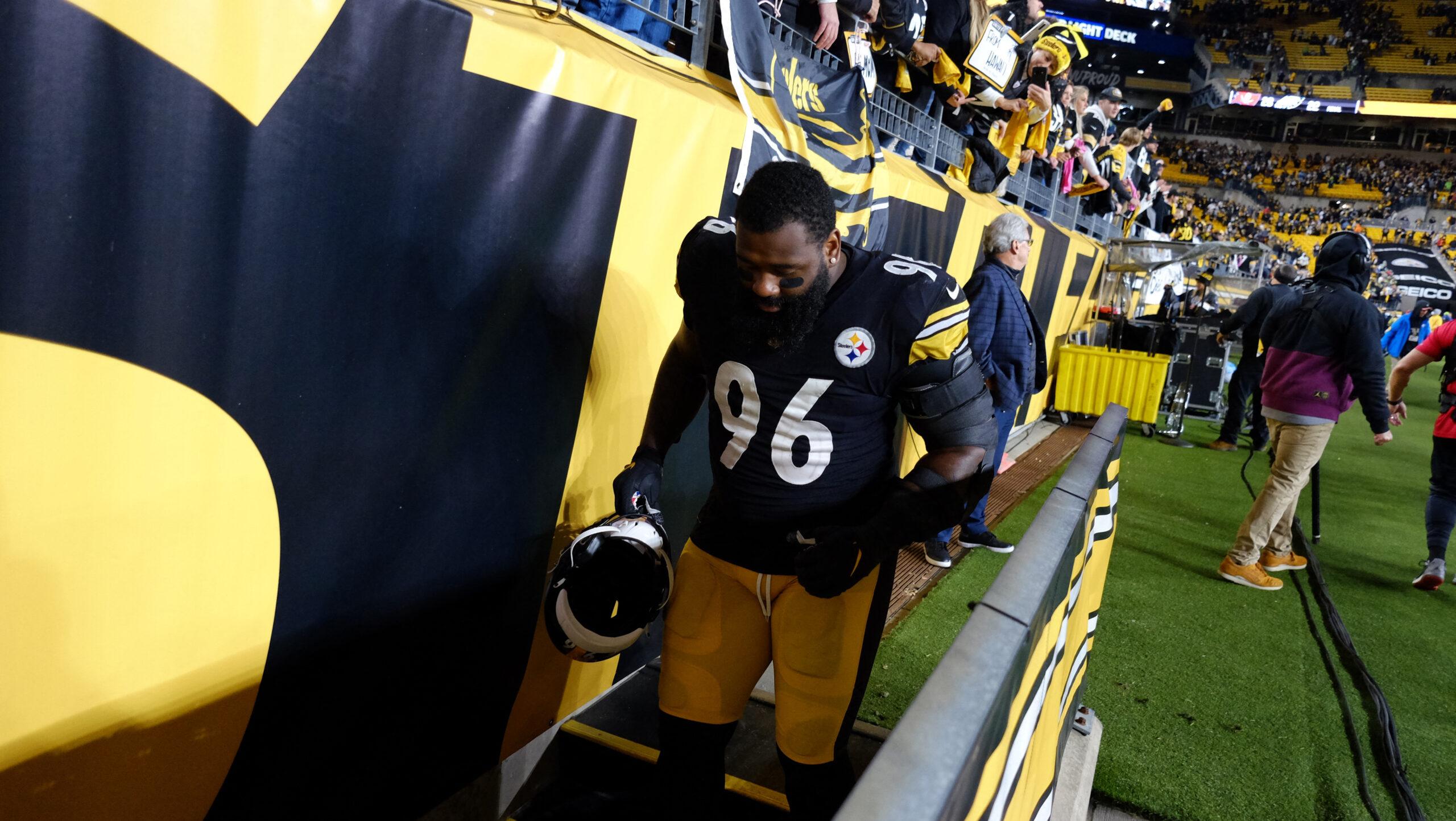 Isaiah Buggs durante jogo do Pittsburgh Steelers