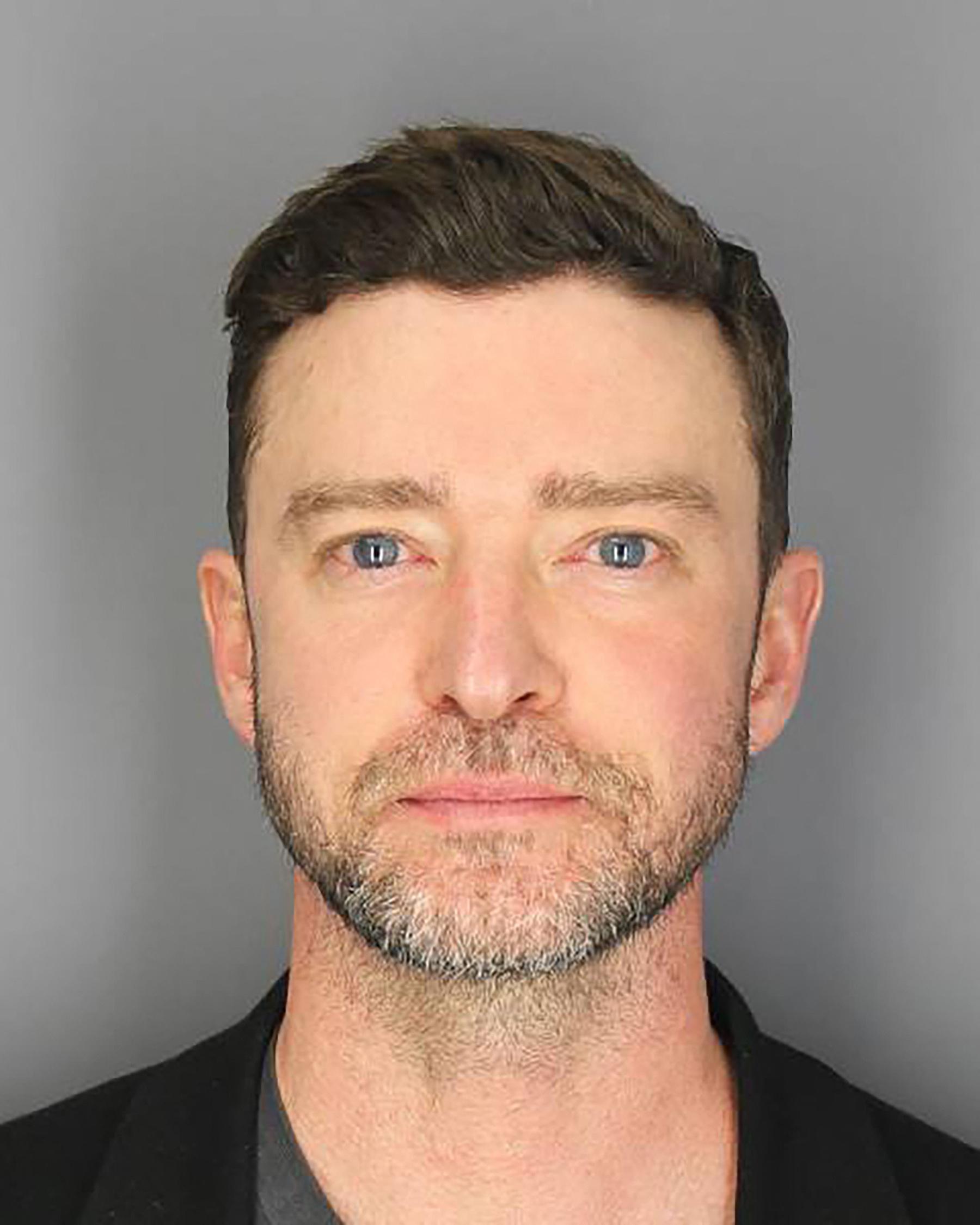 Justin Timberlake está com os olhos vidrados em sua foto após ser preso por dirigir embriagado (DWI) em Sag Harbor, Nova York.