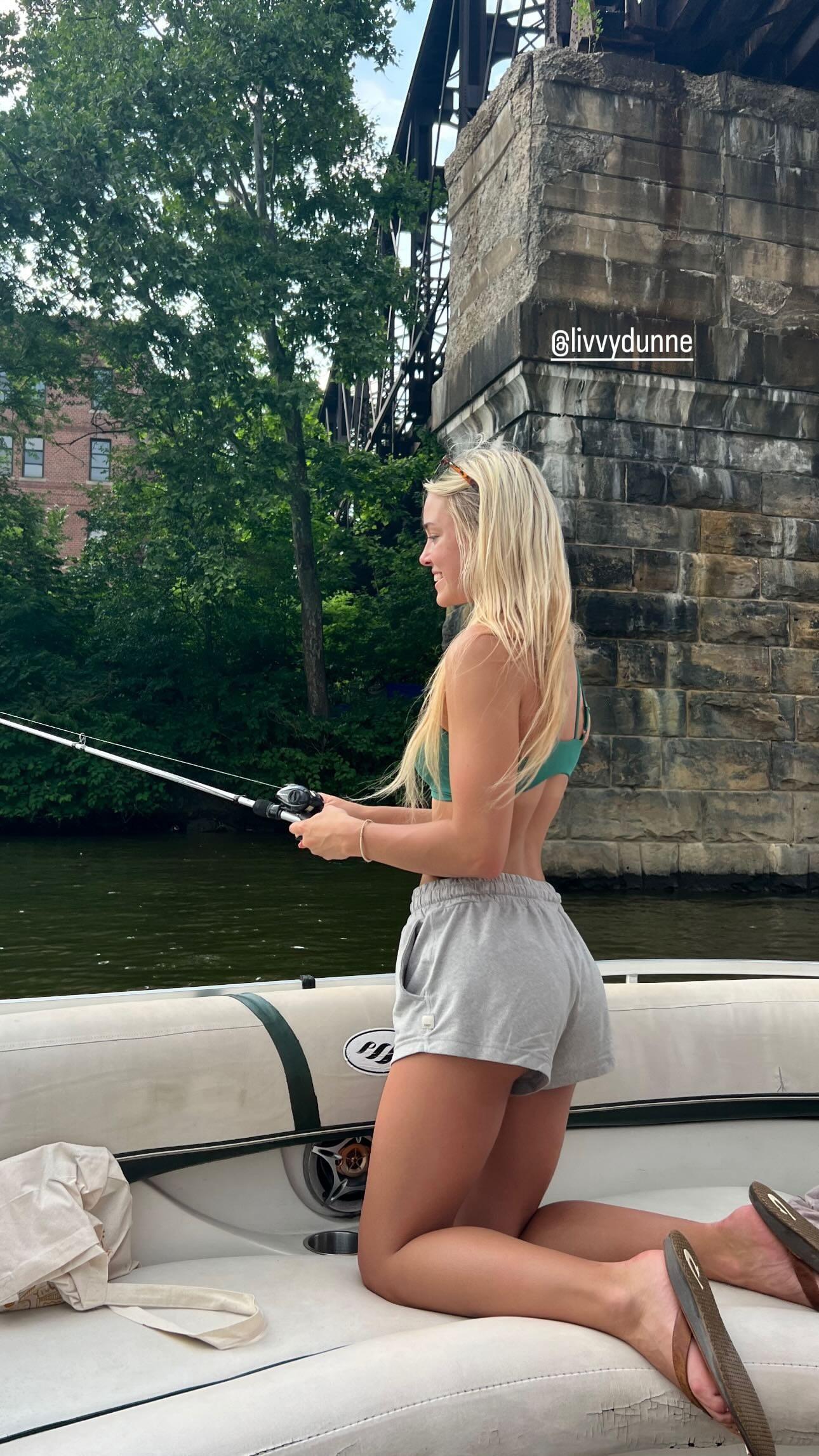 Olivia Dunne vai pescar em uma foto tirada por Paul Skenes.