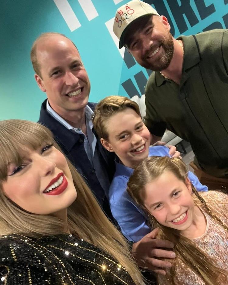 Taylor Swift tira uma selfie com o príncipe William, o príncipe George, a princesa Charlotte e seu namorado, Travis Kelce