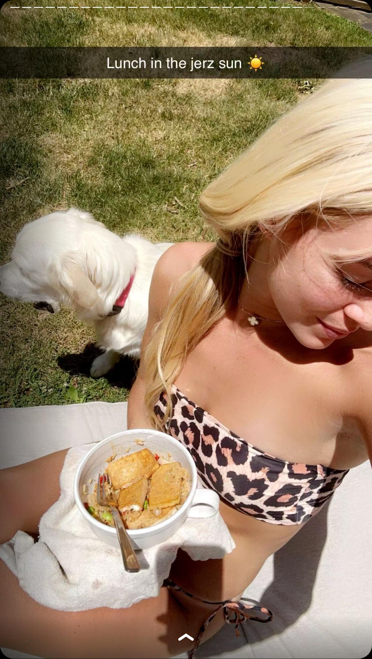 Olivia Dunne aproveita seu almoço ao ar livre.
