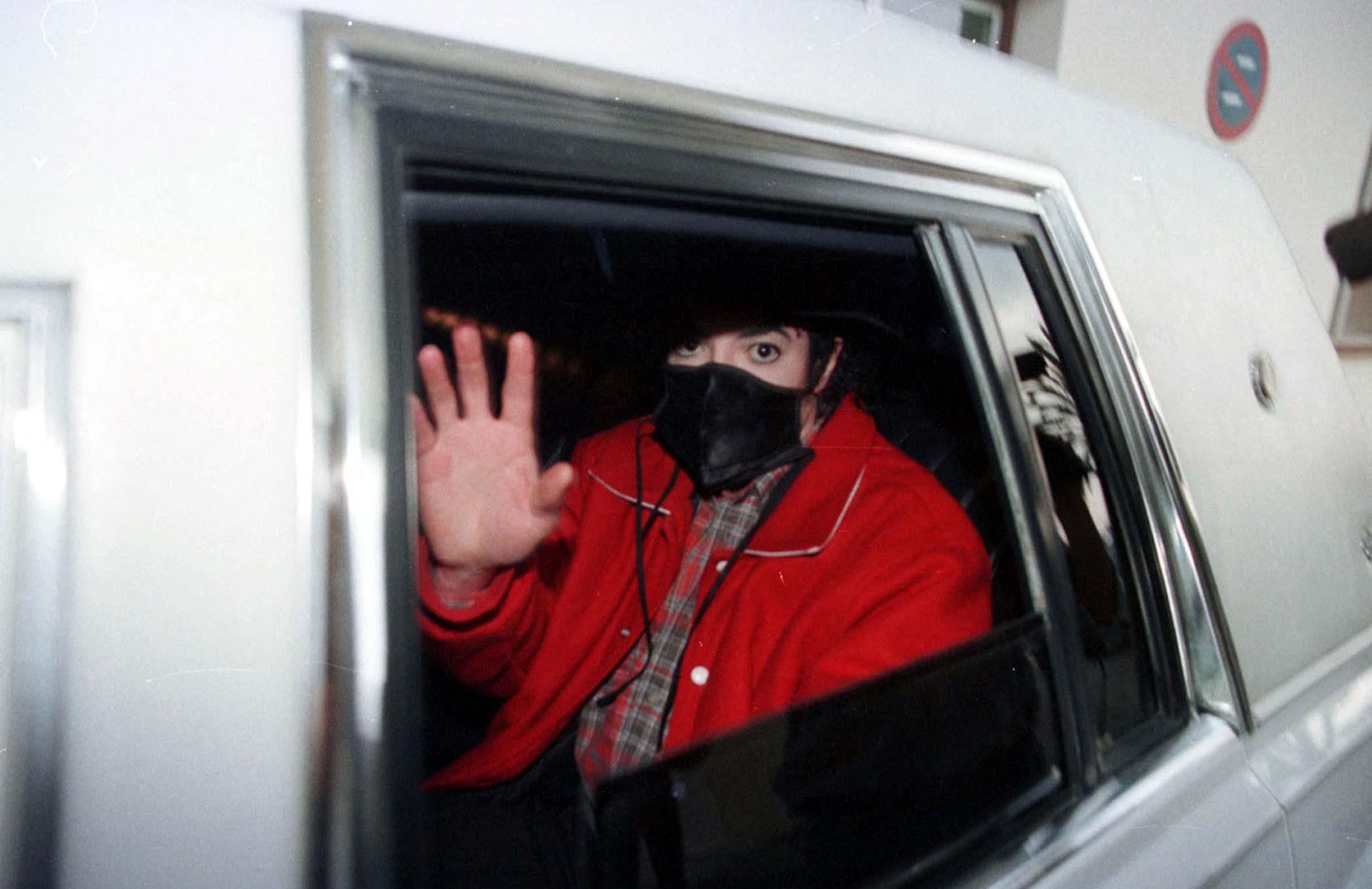 Michael Jackson waving at fans in Spain