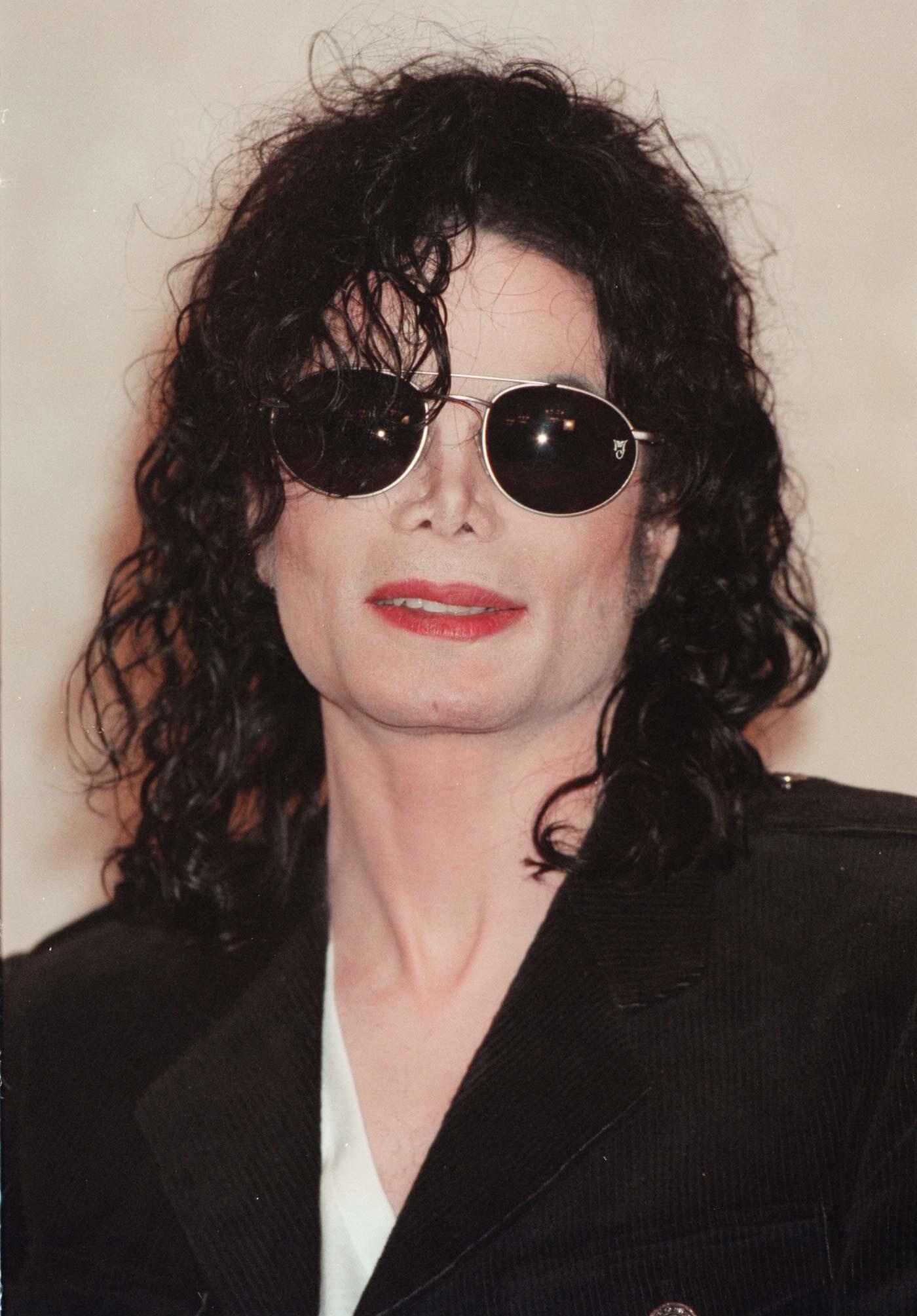 Um retrato aproximado de Michael Jackson usando óculos escuros