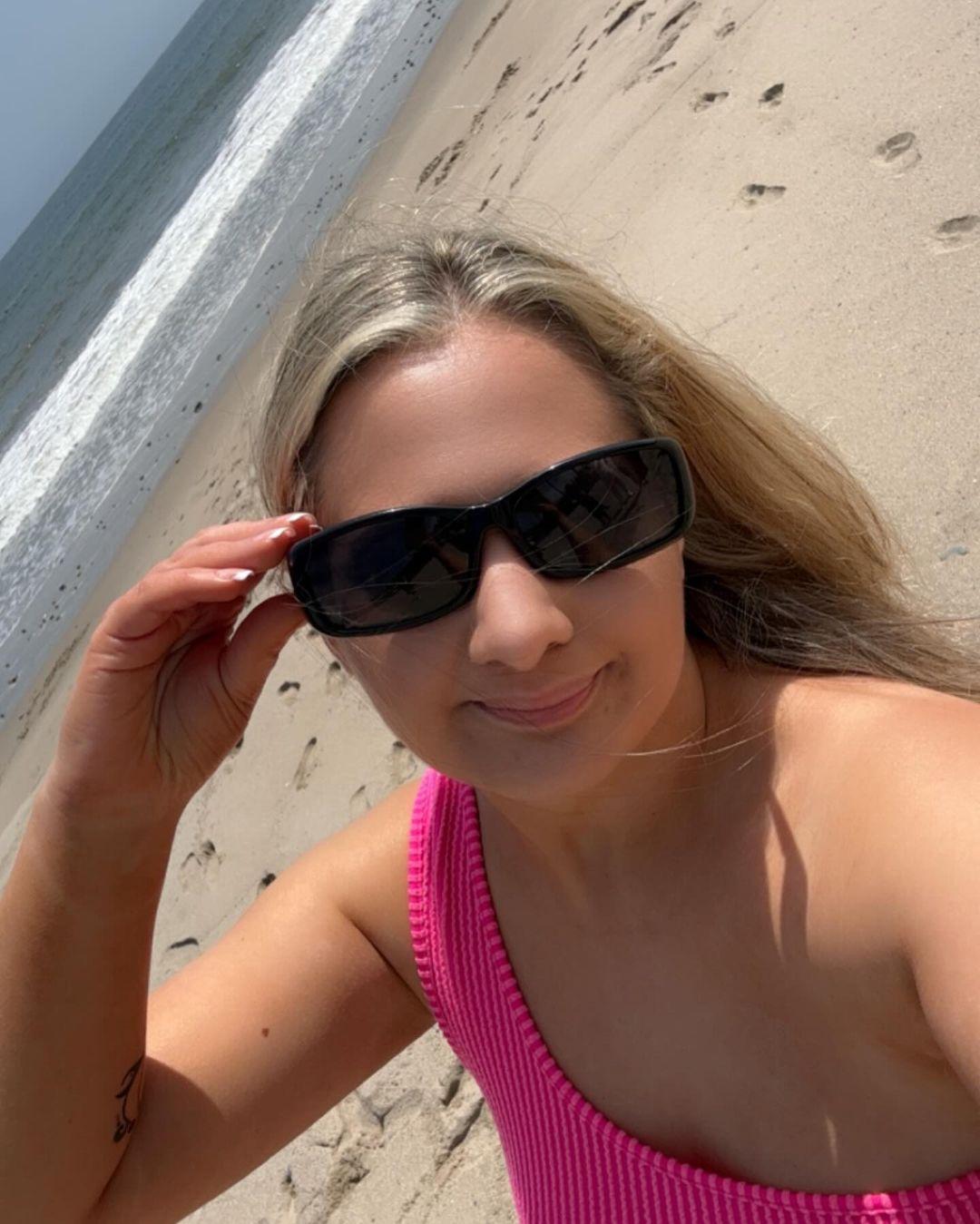 A cigana Rose Blanchard tira uma selfie na praia