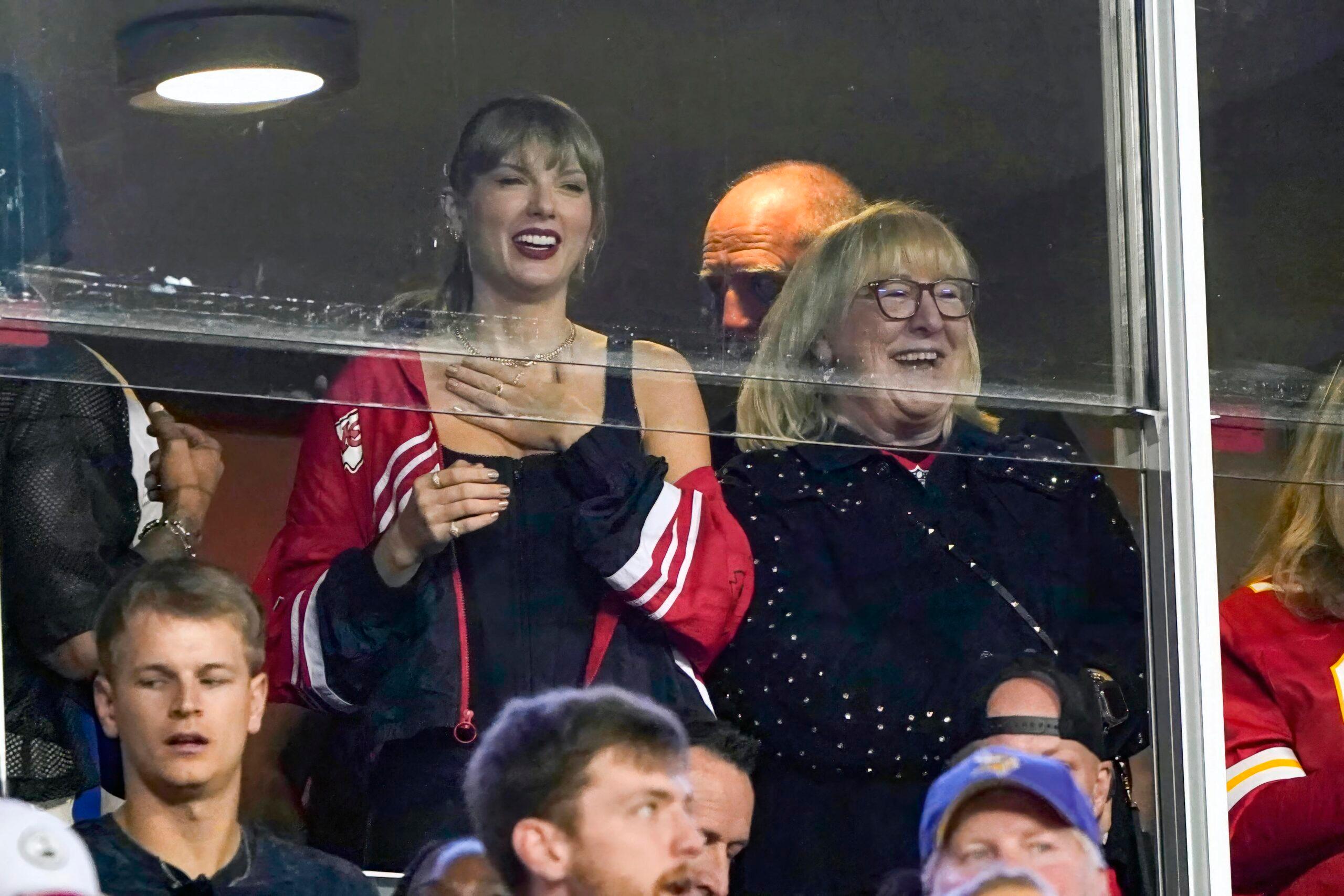 Taylor Swift e Donna Kelce assistem ao jogo do Kansas City Chiefs