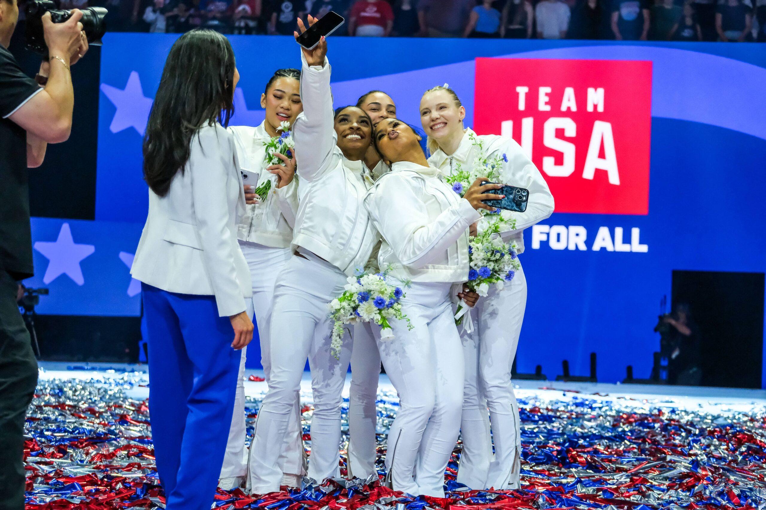 Simone Biles, Suni Lee, Jordan Chiles, Jade Carey e Hezly Rivera tiram uma selfie depois de fazer parte da equipe dos EUA para as Olimpíadas de Paris em 2024